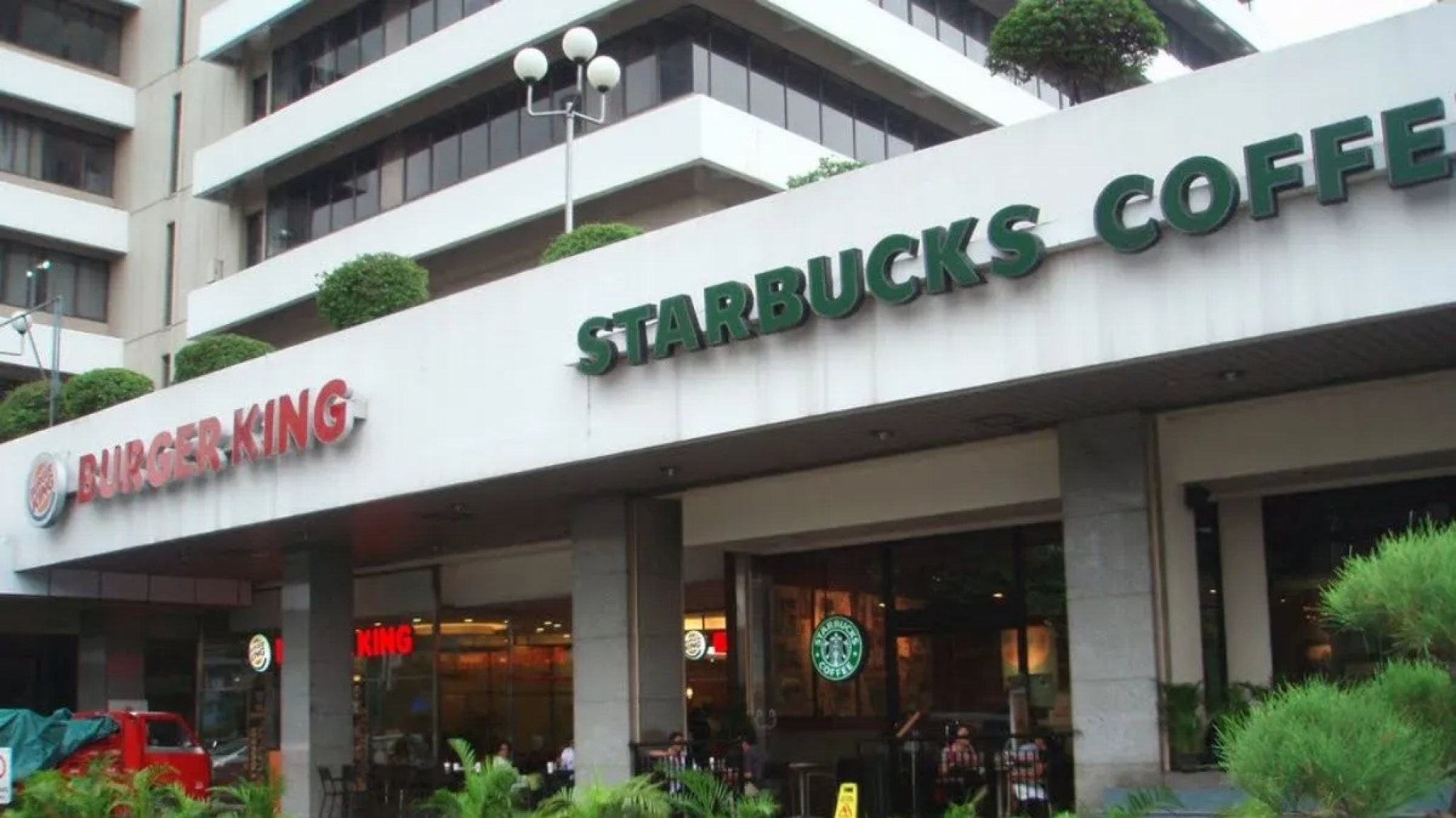 Efecto cuarentena: Burger King y Starbucks cierran locales