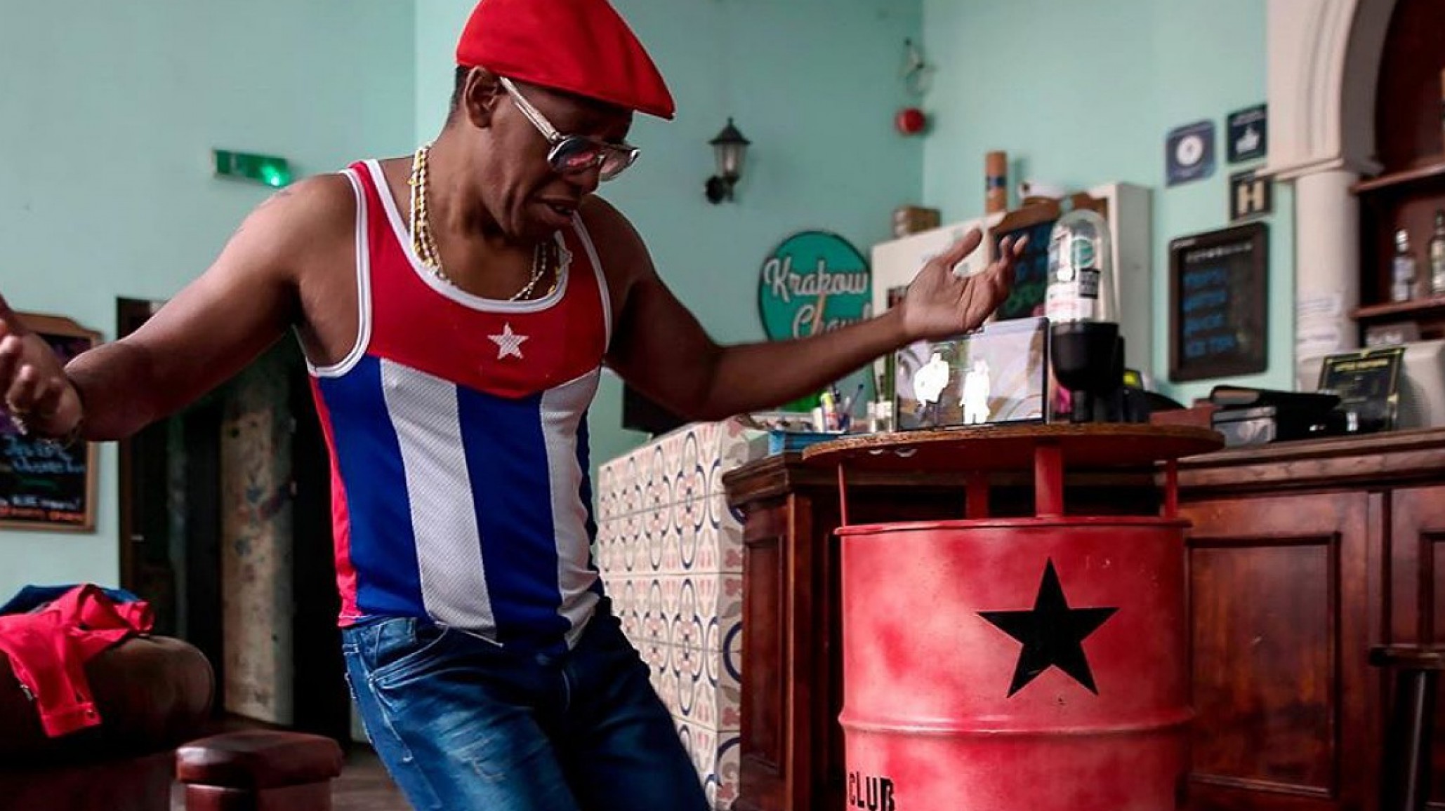 Profesor de salsa cubano no deja de enseñar en cuarentena