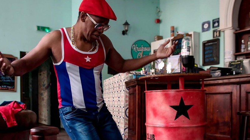 Profesor de salsa cubano no deja de enseñar en cuarentena