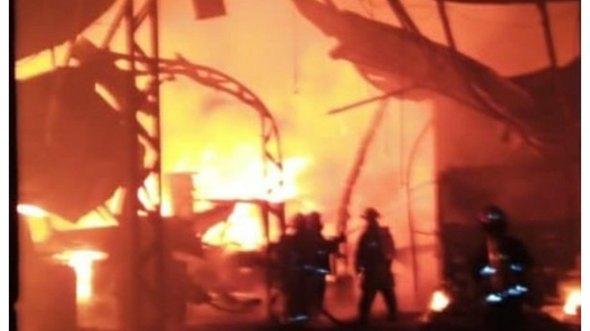 Impresionante incendio consumió una papelera en Quilmes