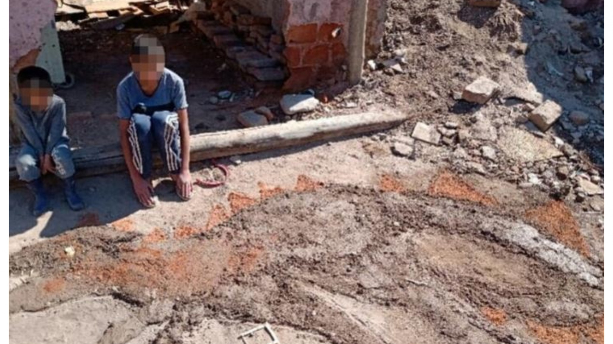 Sin materiales para una tarea de la escuela, logró sorprender a su maestra