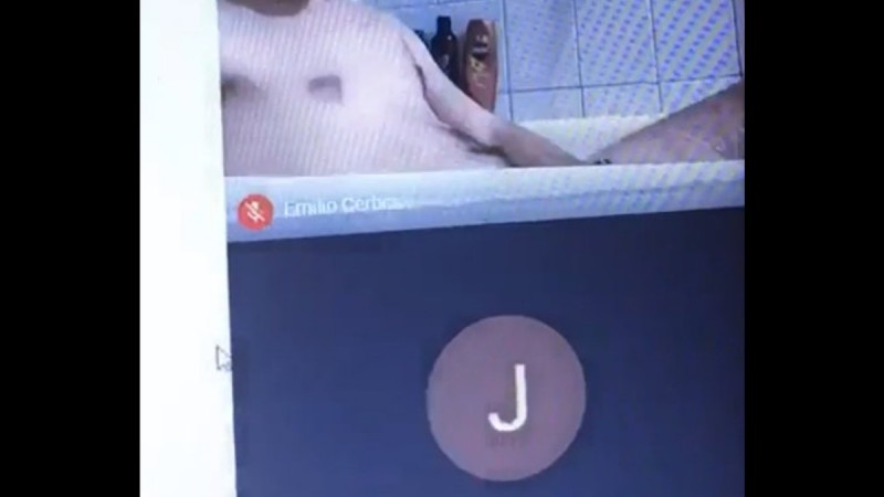 ¡Escándalo! Se bañó en clase virtual de la universidad