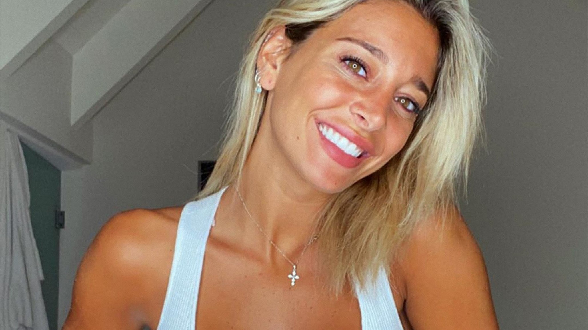 Vestido blanco ultra ajustado y muy escotado: el look informativo de Sol Pérez