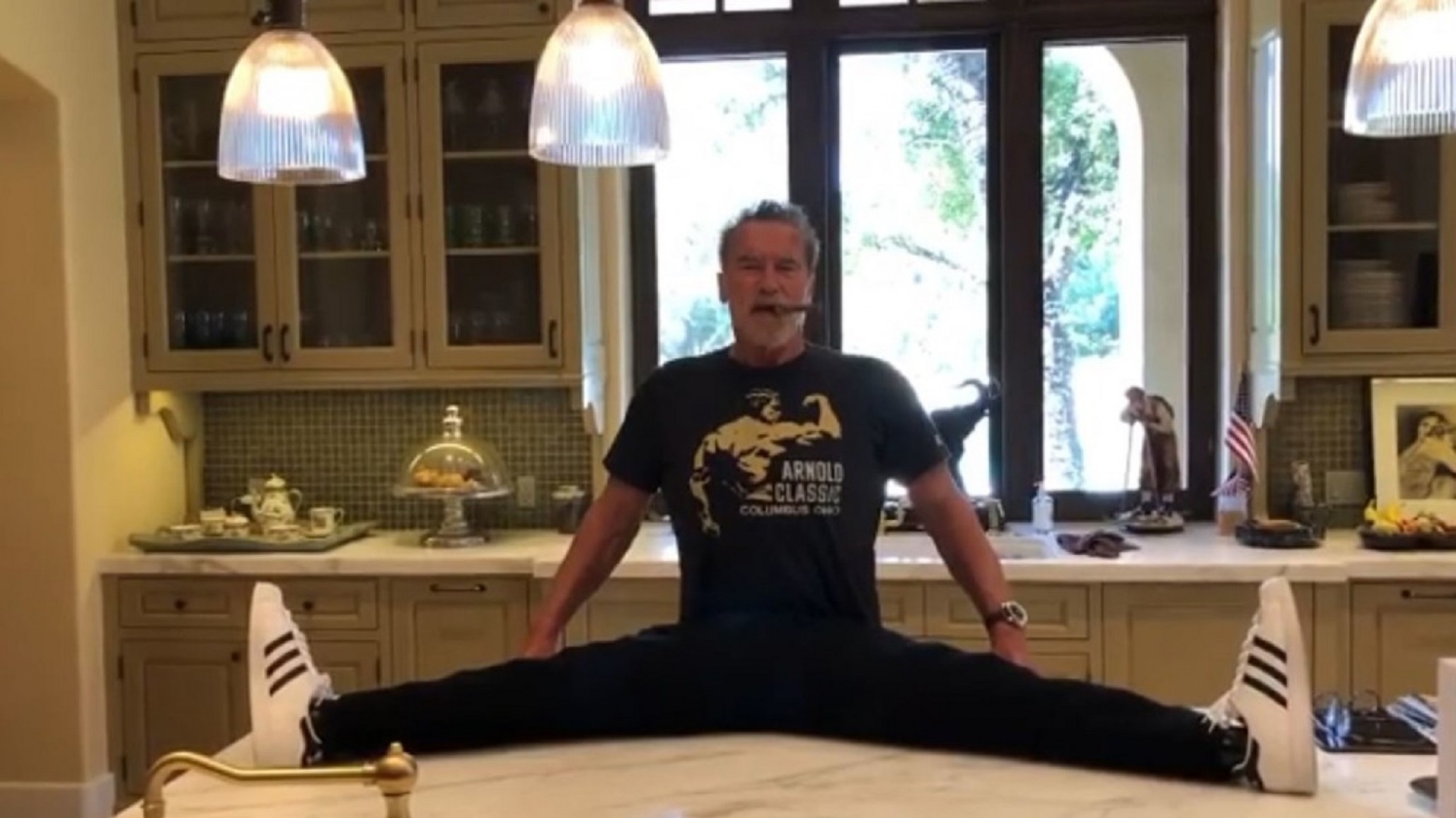 Arnold Schwarzenegger sigue intacto y lo demostró en video