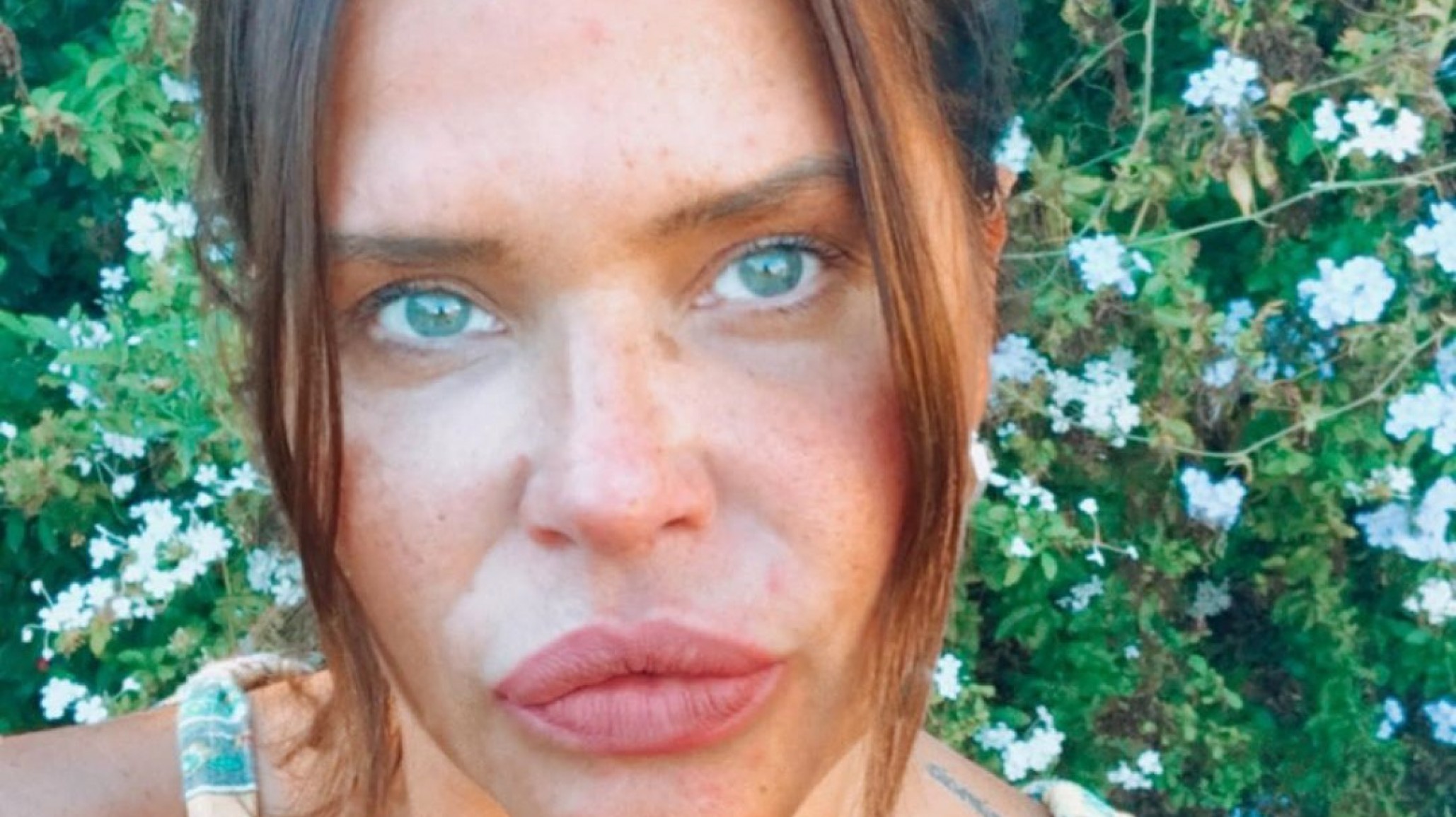 Nazarena Vélez posó desde su cama y encendió las redes