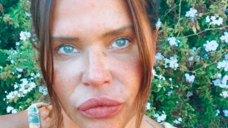 Nazarena Vélez posó desde su cama y encendió las redes