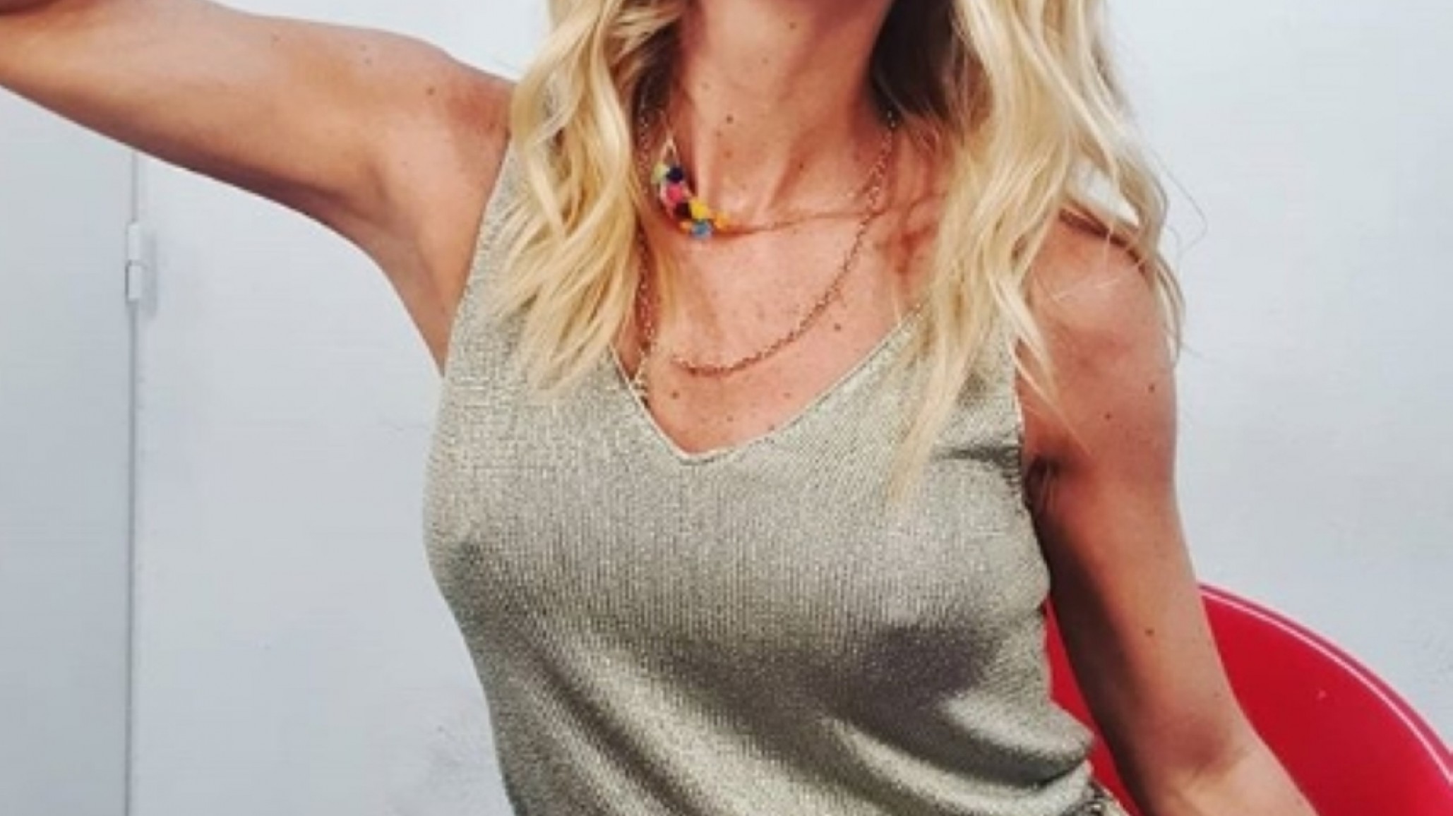 Nicole Neuman trasnochada y sin ropa interior