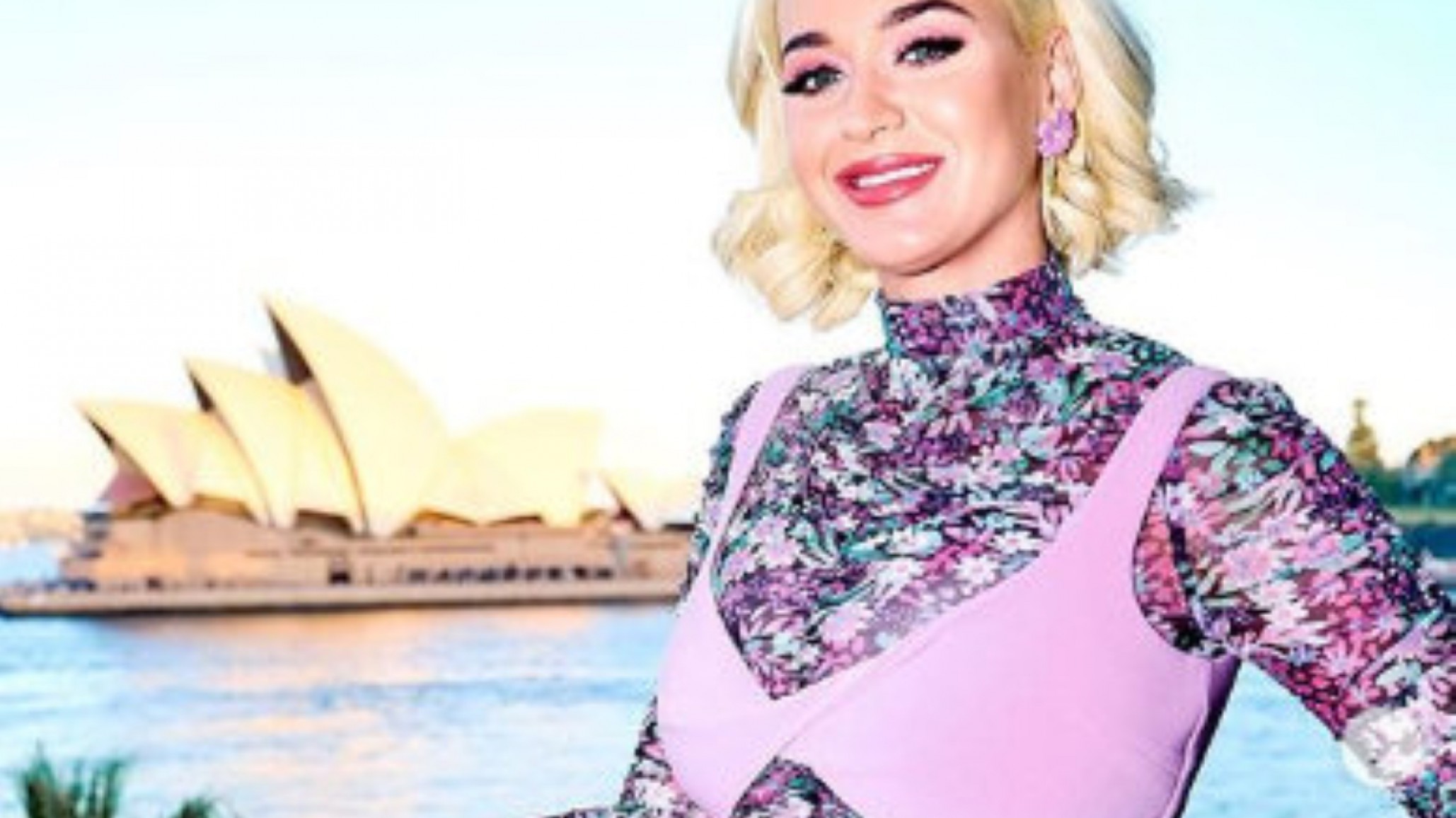 Pura actitud: Katy Perry mostró la ecografía de su hija haciéndole una señal con su dedo