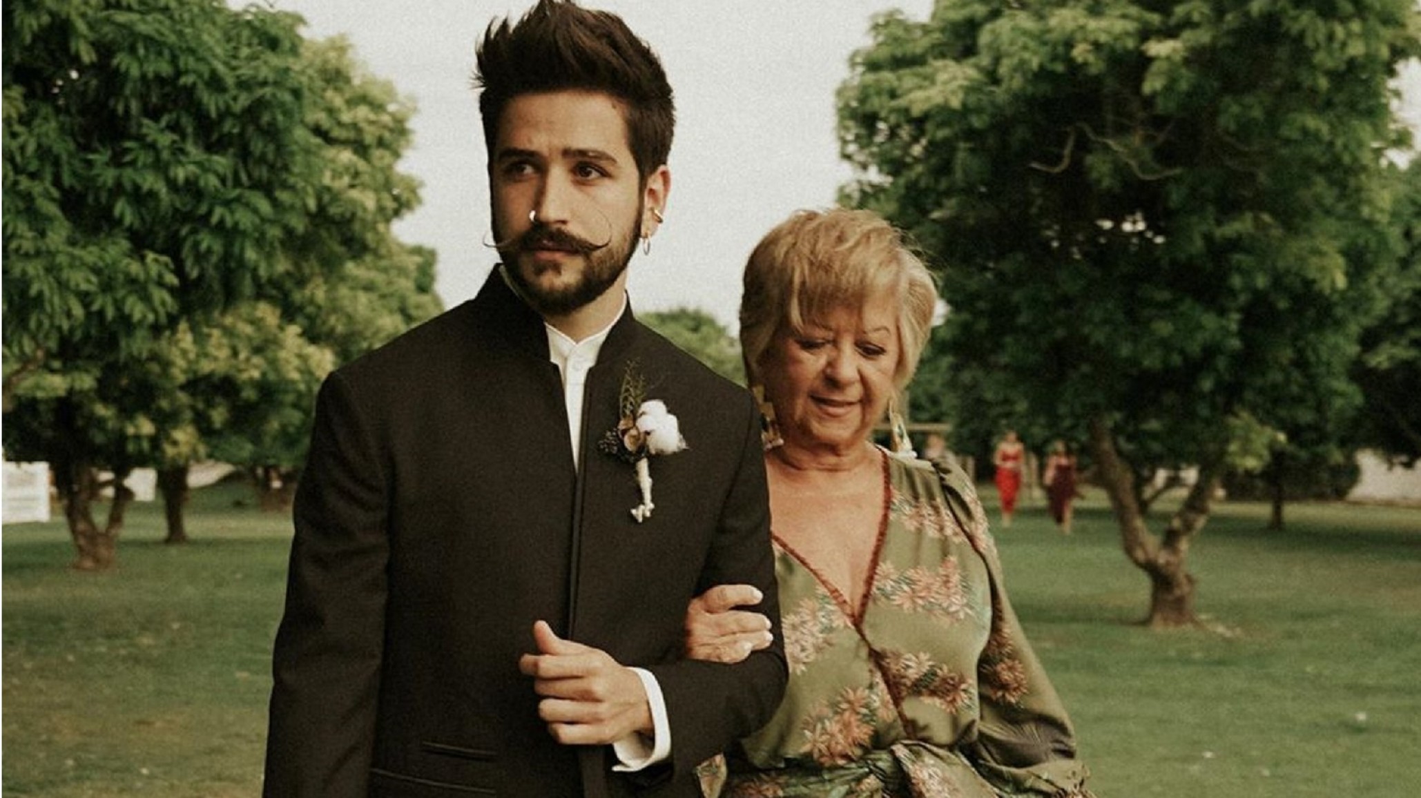 Camilo derritió las redes con una canción para su madre