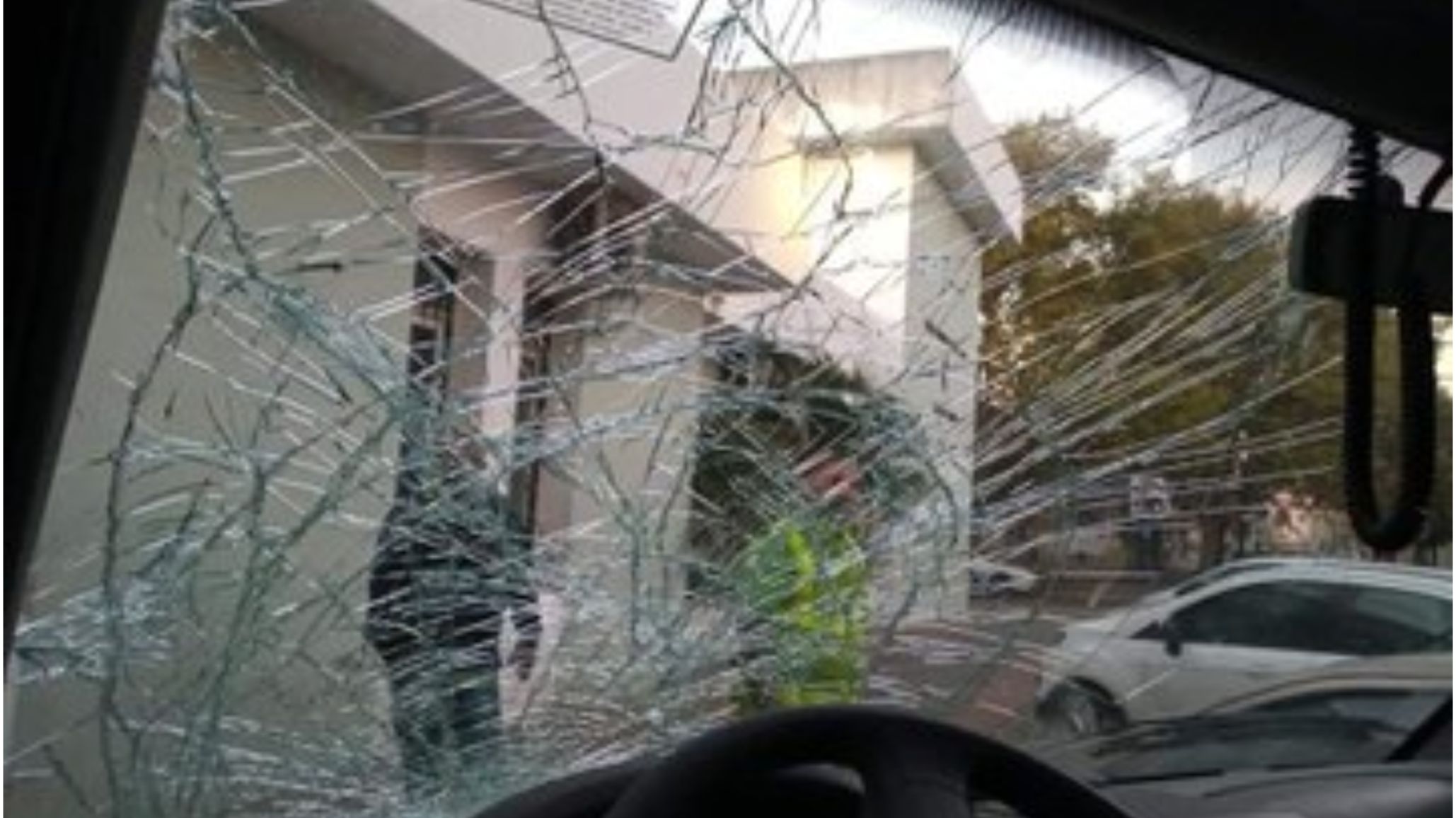 Murió esperando un traslado: sus familares rompieron una ambulancia y destrozaron un hospital