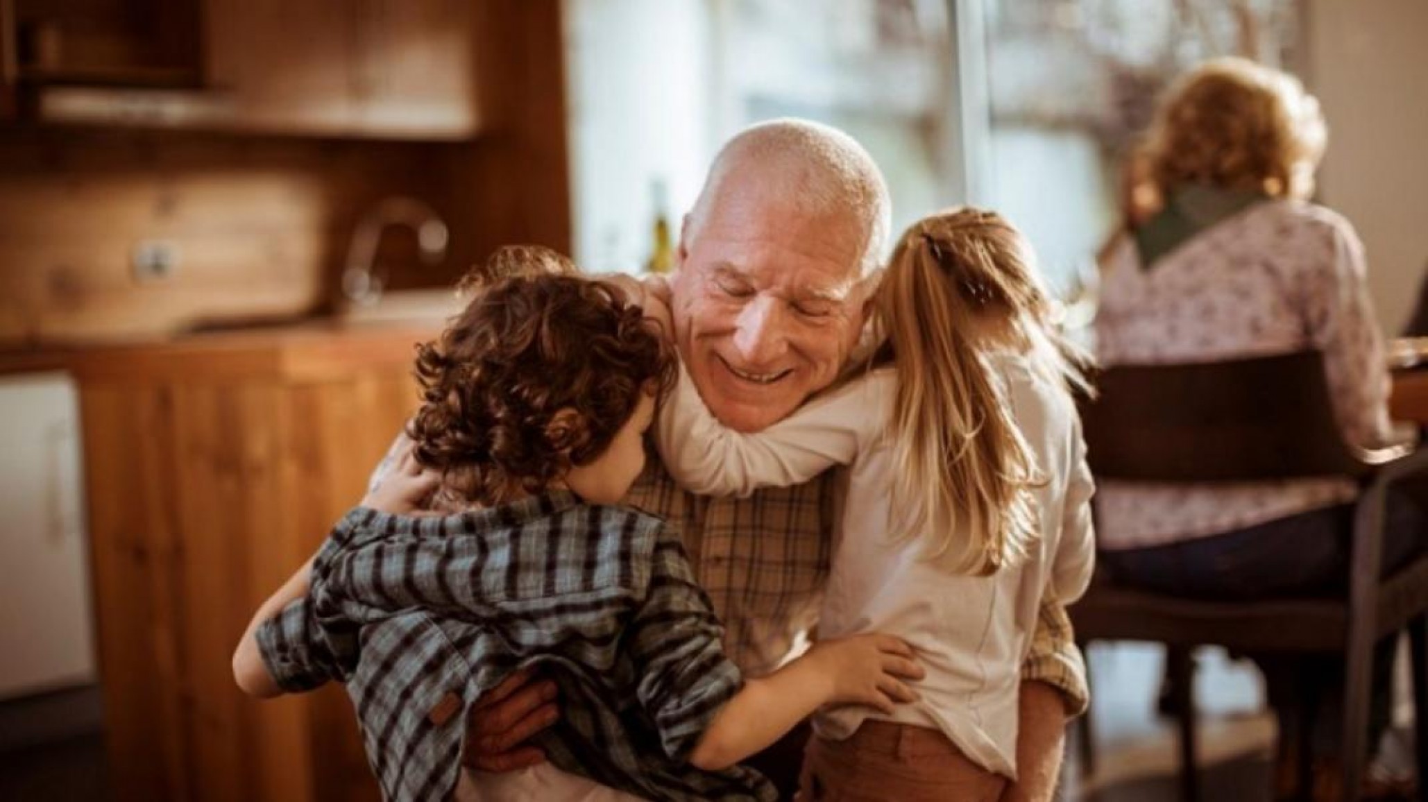 Un pueblo patag髇ico es el primero en autorizar que ni駉s visiten a sus abuelos