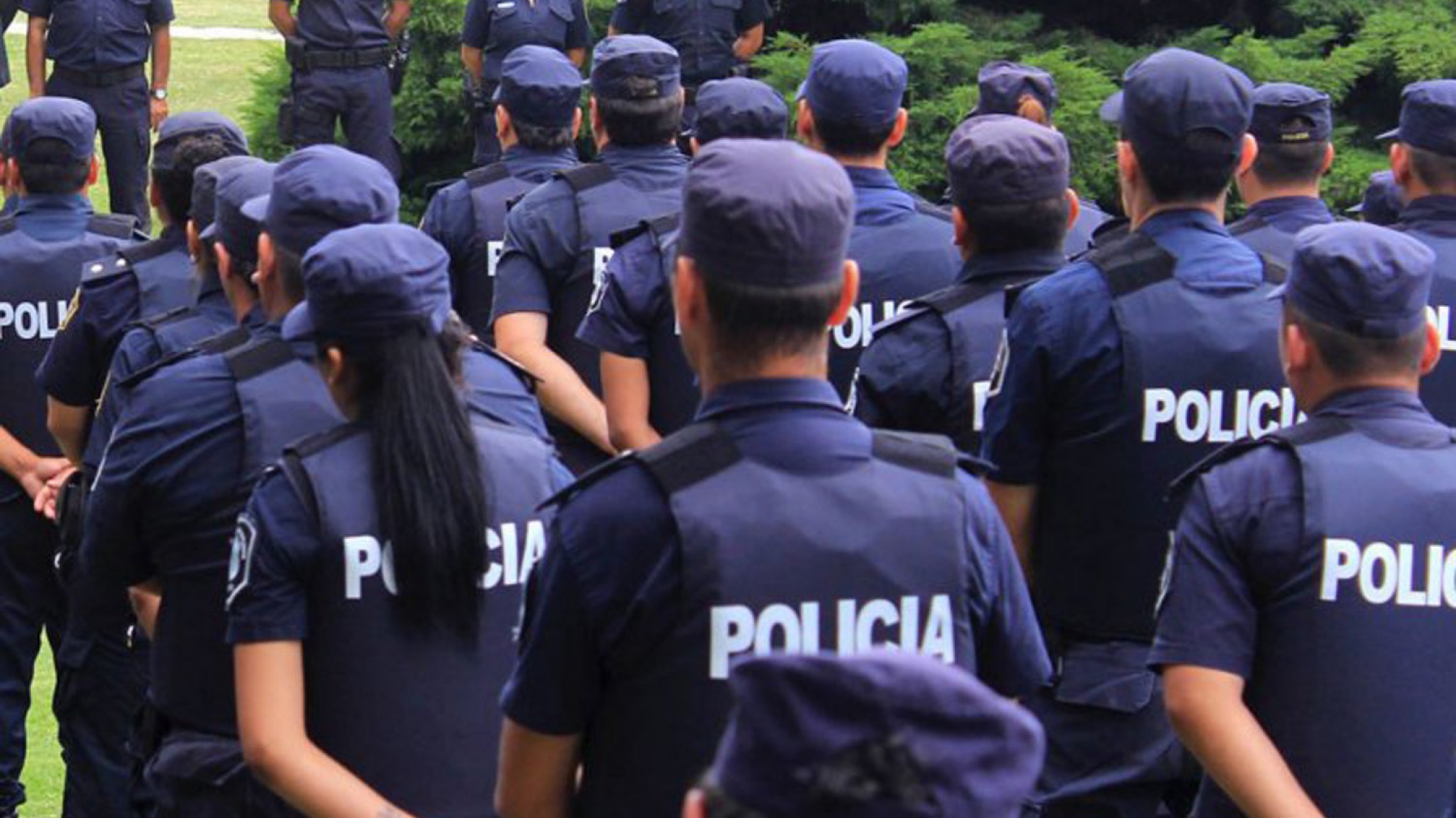 Detuvieron a ocho polic韆s por la violaci髇 de 28 presas en una comisar韆