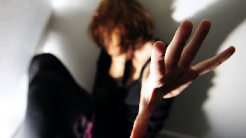 Un hombre quiso matar a puñaladas a su esposa y fue salvada por su hijo