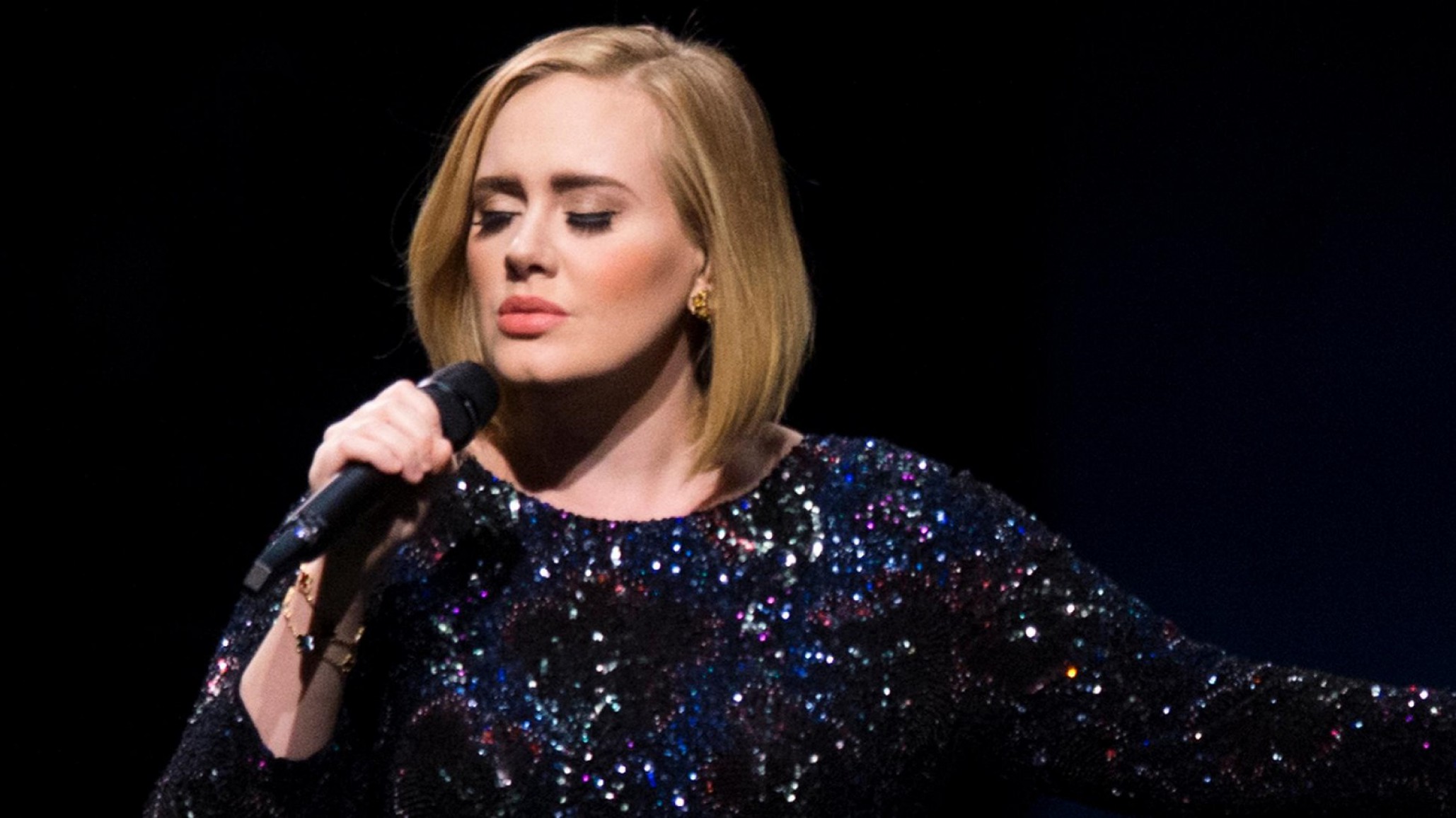 Adele fue captada sin maquillaje y camino al gimnasio