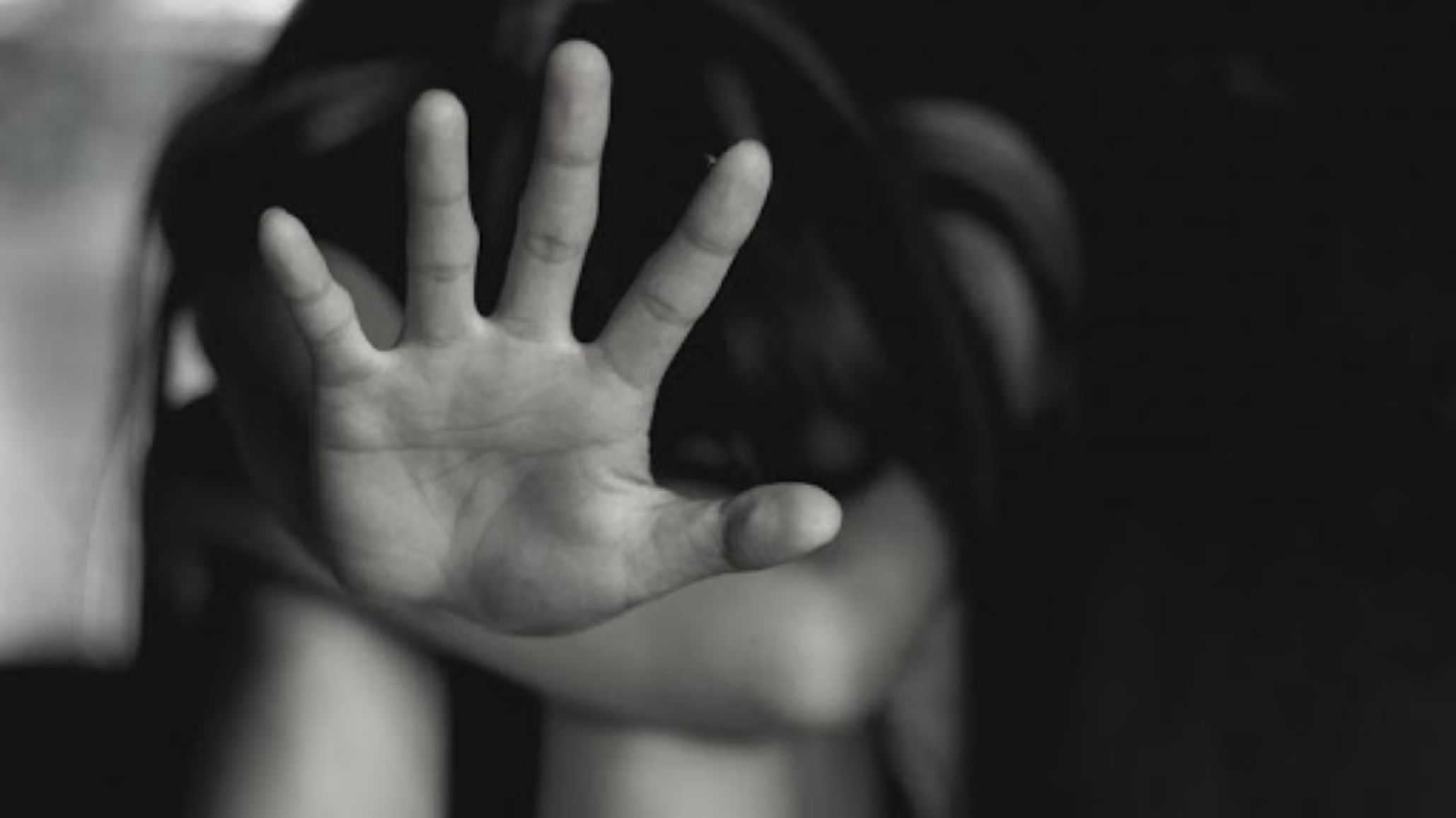Un policía violó a la amiguita de su hijastra que venía a jugar a su casa