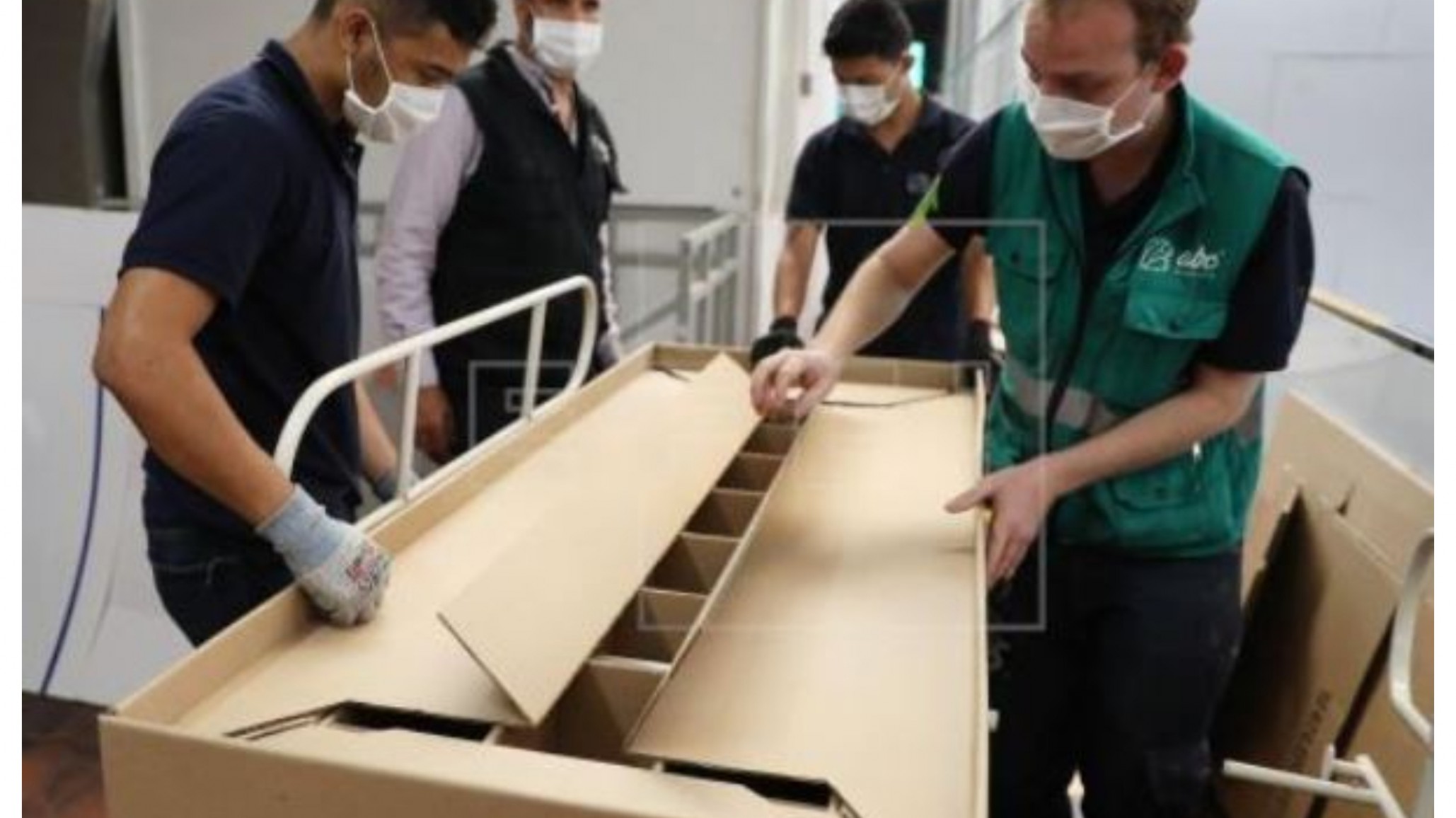 Fabrican camas de cartón que se convierten en ataúd al morir el paciente