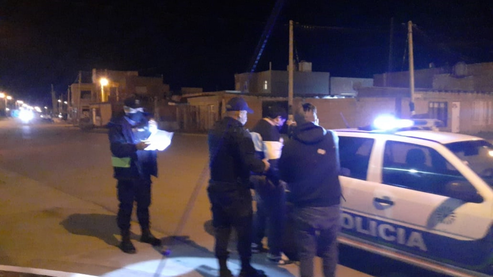 Amenazó de muerte a su pareja y su suegra con cuchillos