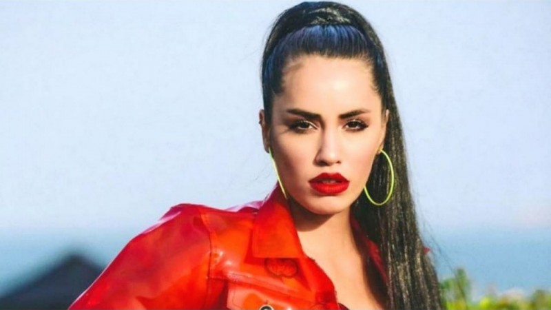 Lali explota las redes con un vídeo en tanga rosa ¡Bomba!