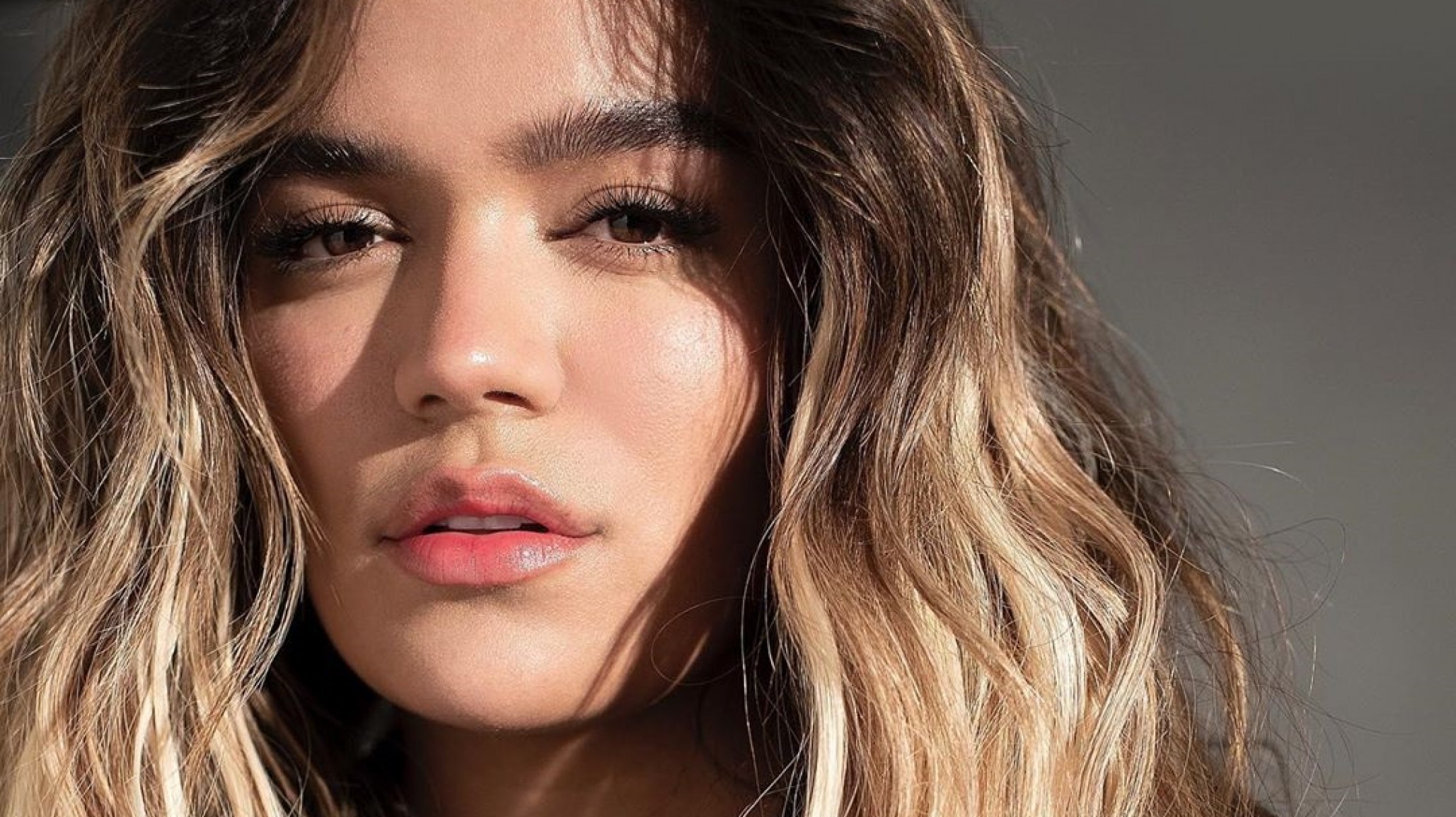 Karol G vuelve locos a sus seguidores posando en una mesa de pool