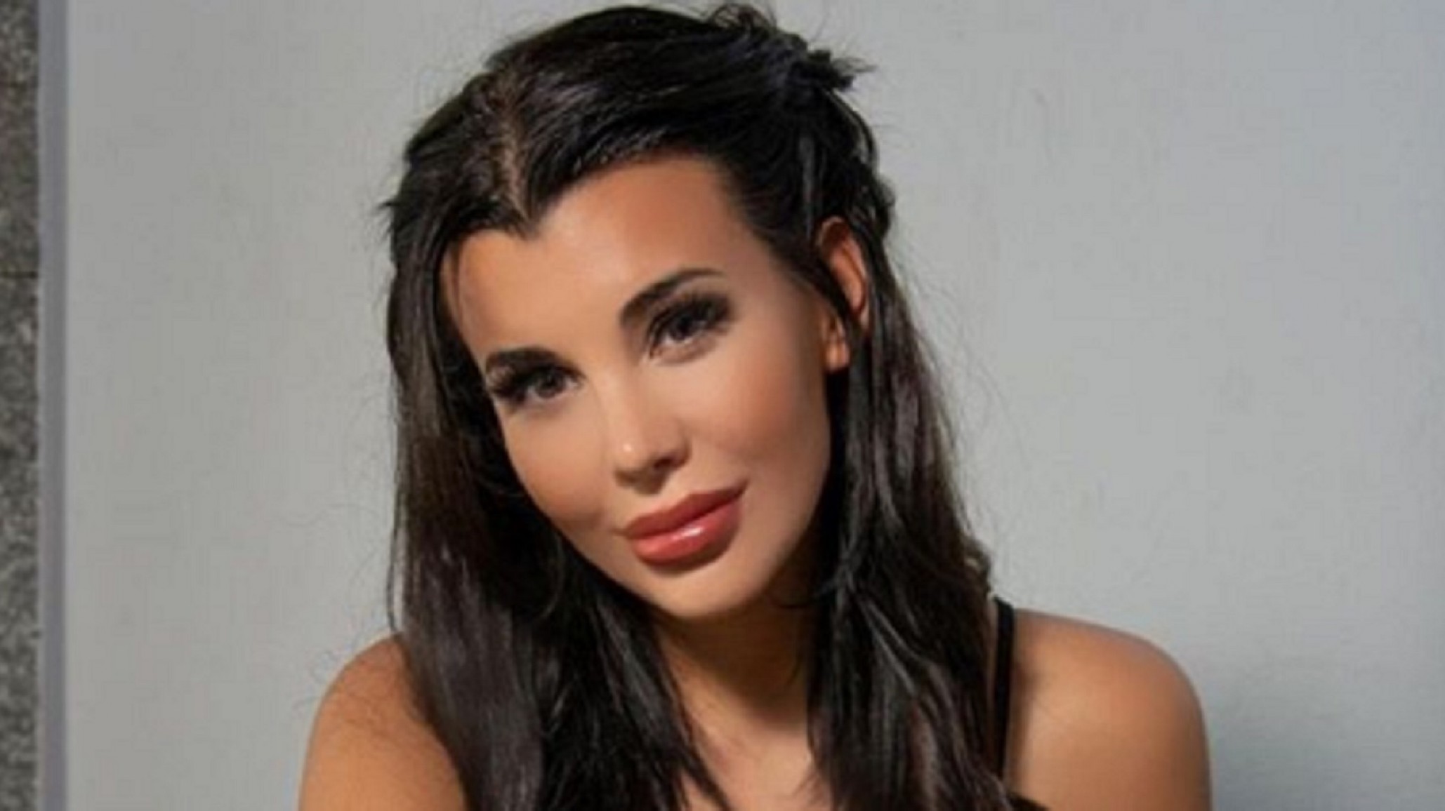 ¡Charlotte Caniggia recién salida de la ducha y en lencería! ¿Qué tiene en la cara?