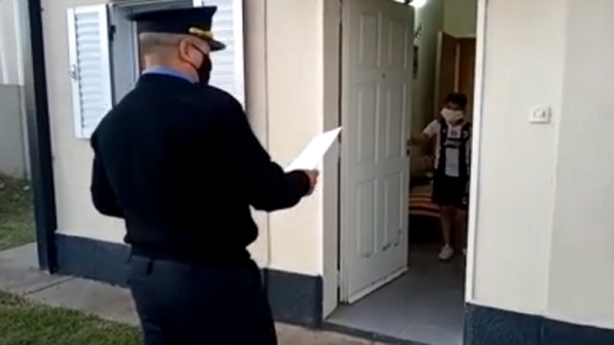 La policía le respondió al nene que escribió una carta pidiendo autorización para ver a su abuelo