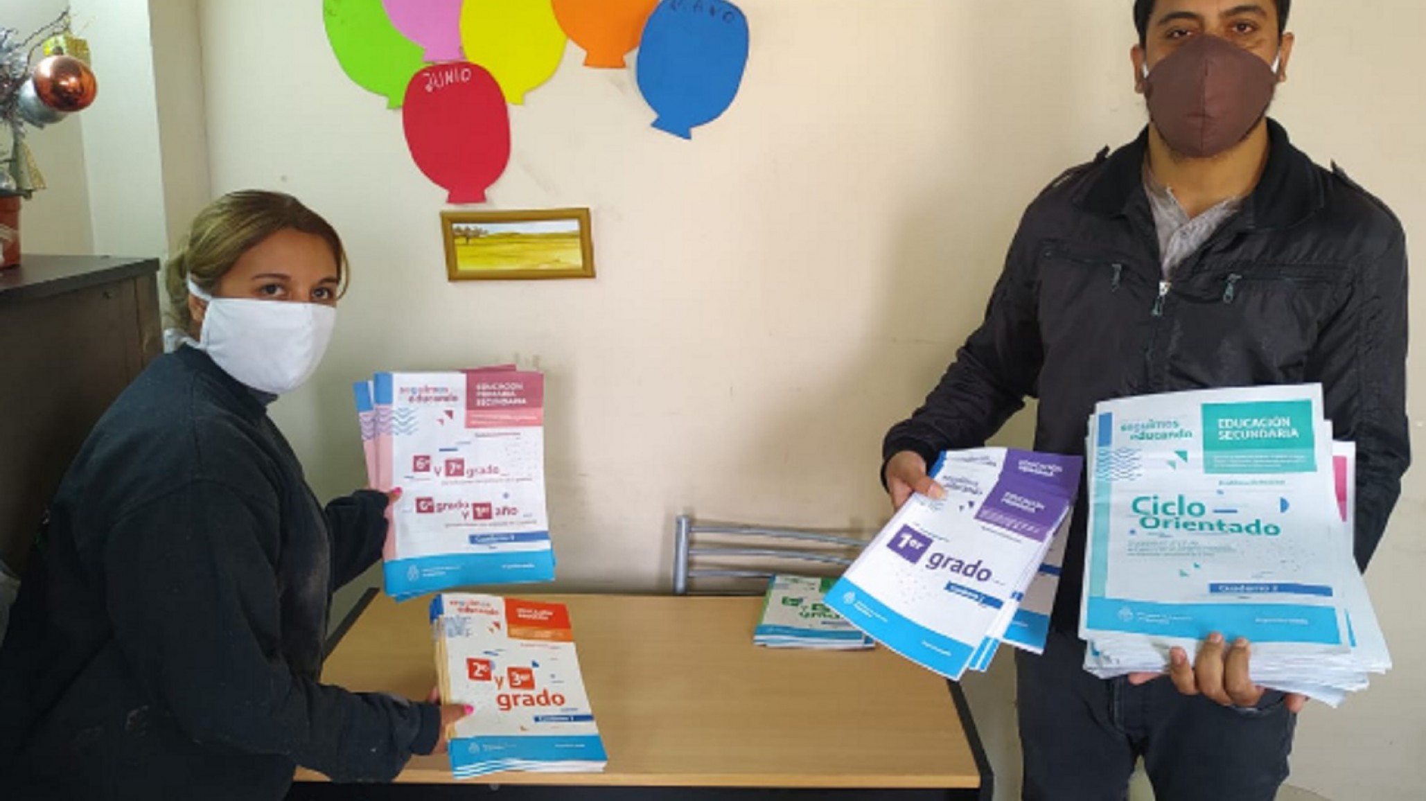 Nicolás Trotta mostró cómo los cuadernos de “Seguimos Educando” llegan a los niños en cuarentena