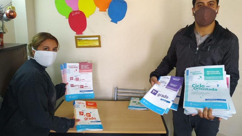 Nicolás Trotta mostró cómo los cuadernos de “Seguimos Educando” llegan a los niños en cuarentena