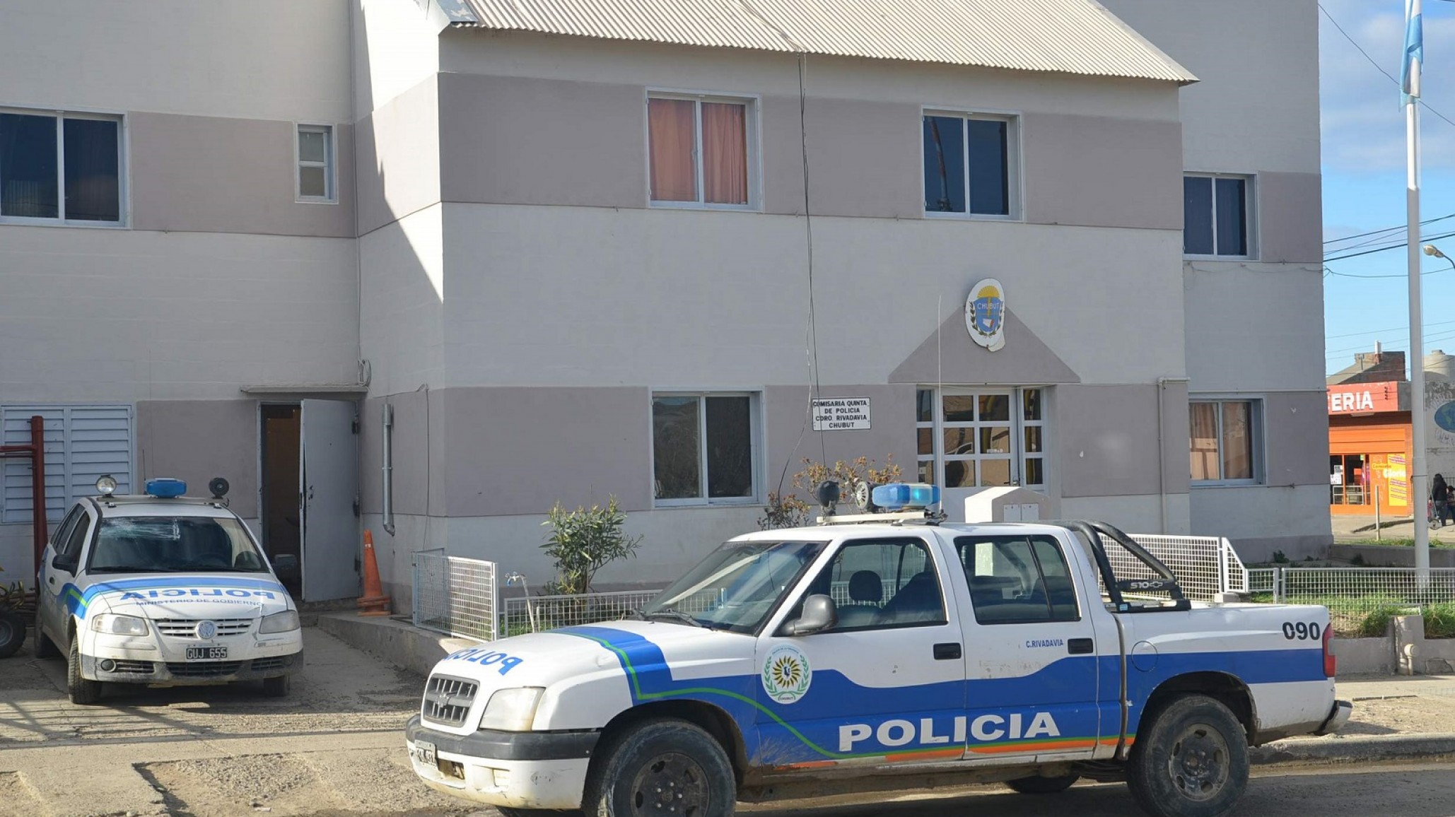 Cabo de la fuerza aérea mordió e intentó desarmar a policía