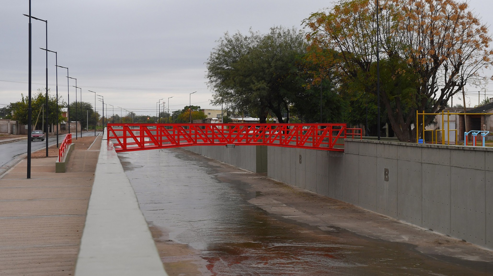 Una mujer perdió la vida tras caer de un puente