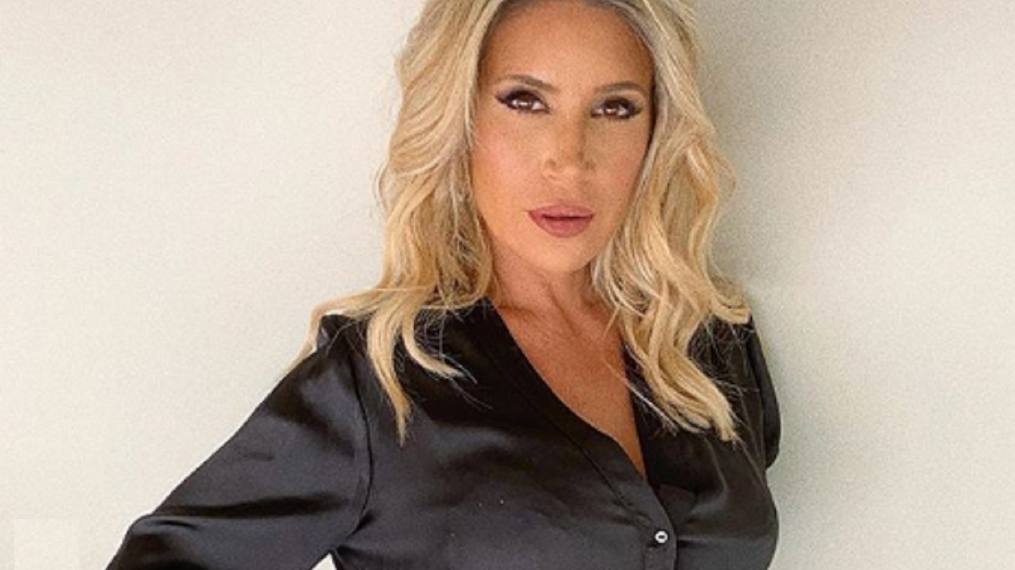 Flor Peña sensual y divertida con una diminuta bikini y ¿Escondiendo la panza?