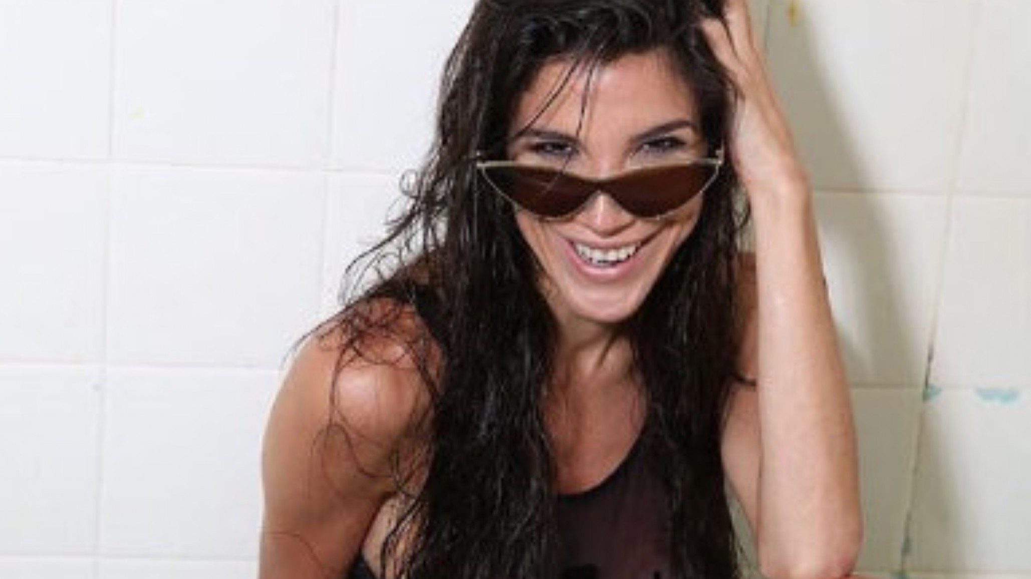 Andrea Rincón y un atrevido look rojo furioso que despertó a todos