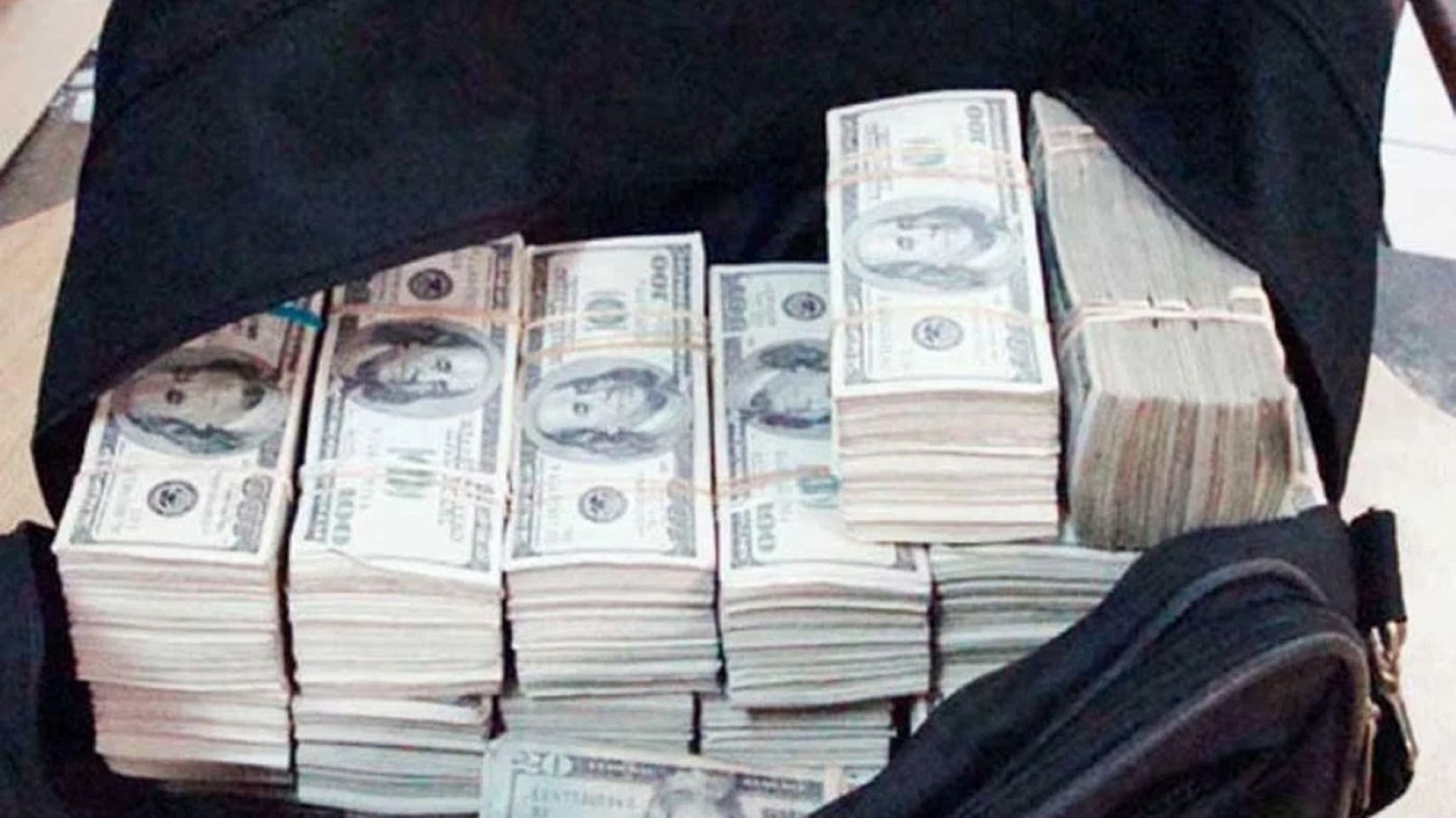 Una familia encontró un millón de dólares en la basura y lo devolvió