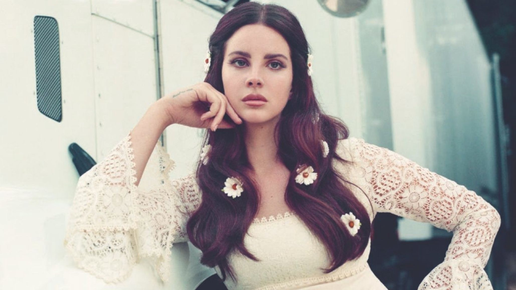 Lana Del Rey criticó las acusaciones sobre estar “abusando del glamour” y estallaron las redes