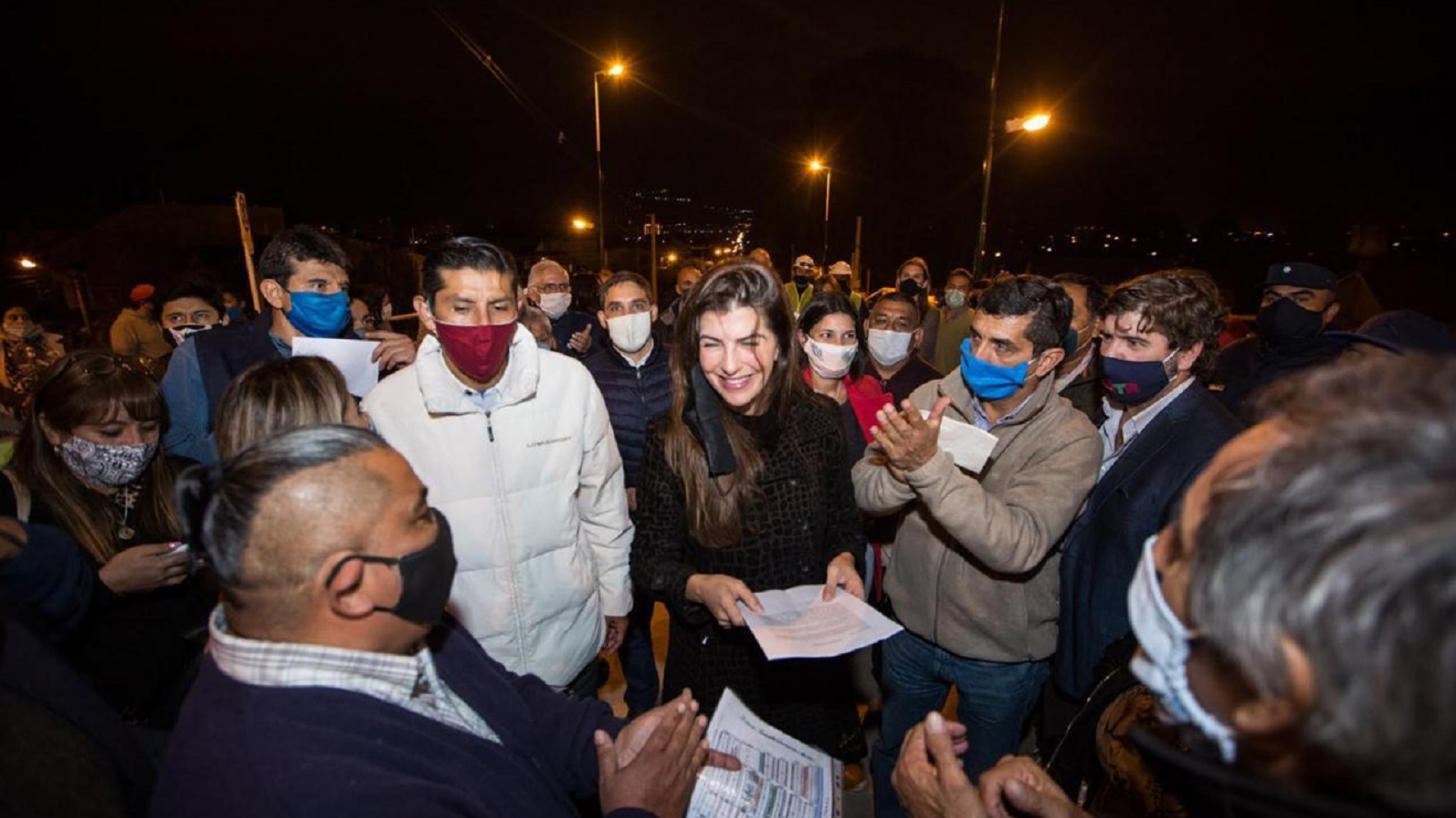 Intendenta de Salta inauguró una obra rodeada de gente y sin tapaboca