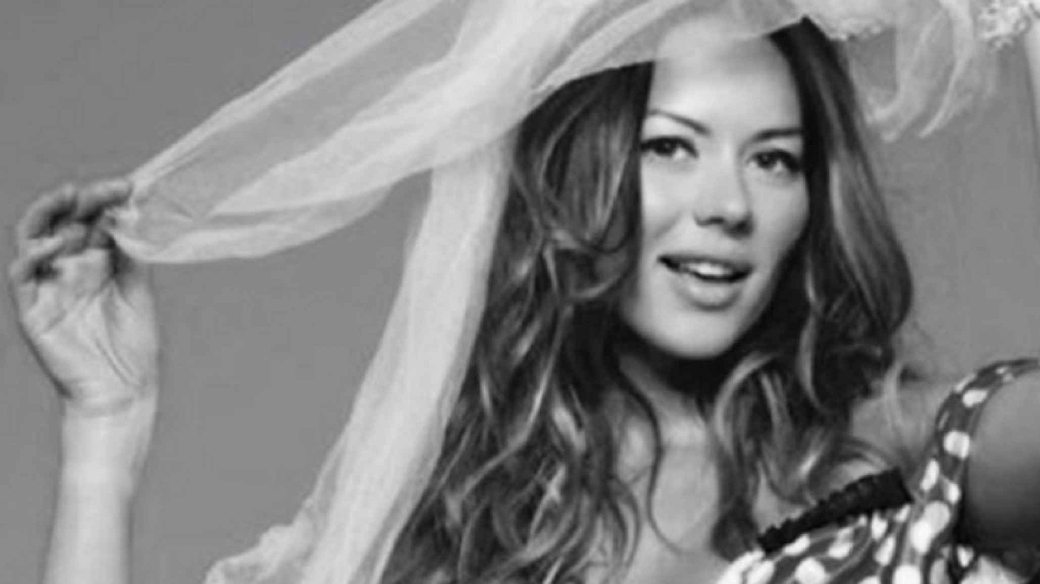 Karina Jelinek despide la noche con un sensual baile mientras la lame su perro ¿Qué?