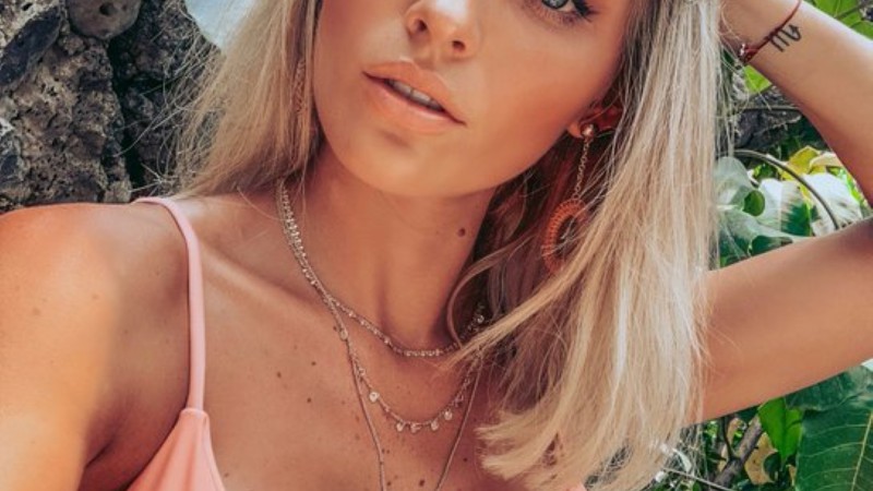 Irina Baeva se filmó nadando y mostró la mansión donde pasa la cuarentena