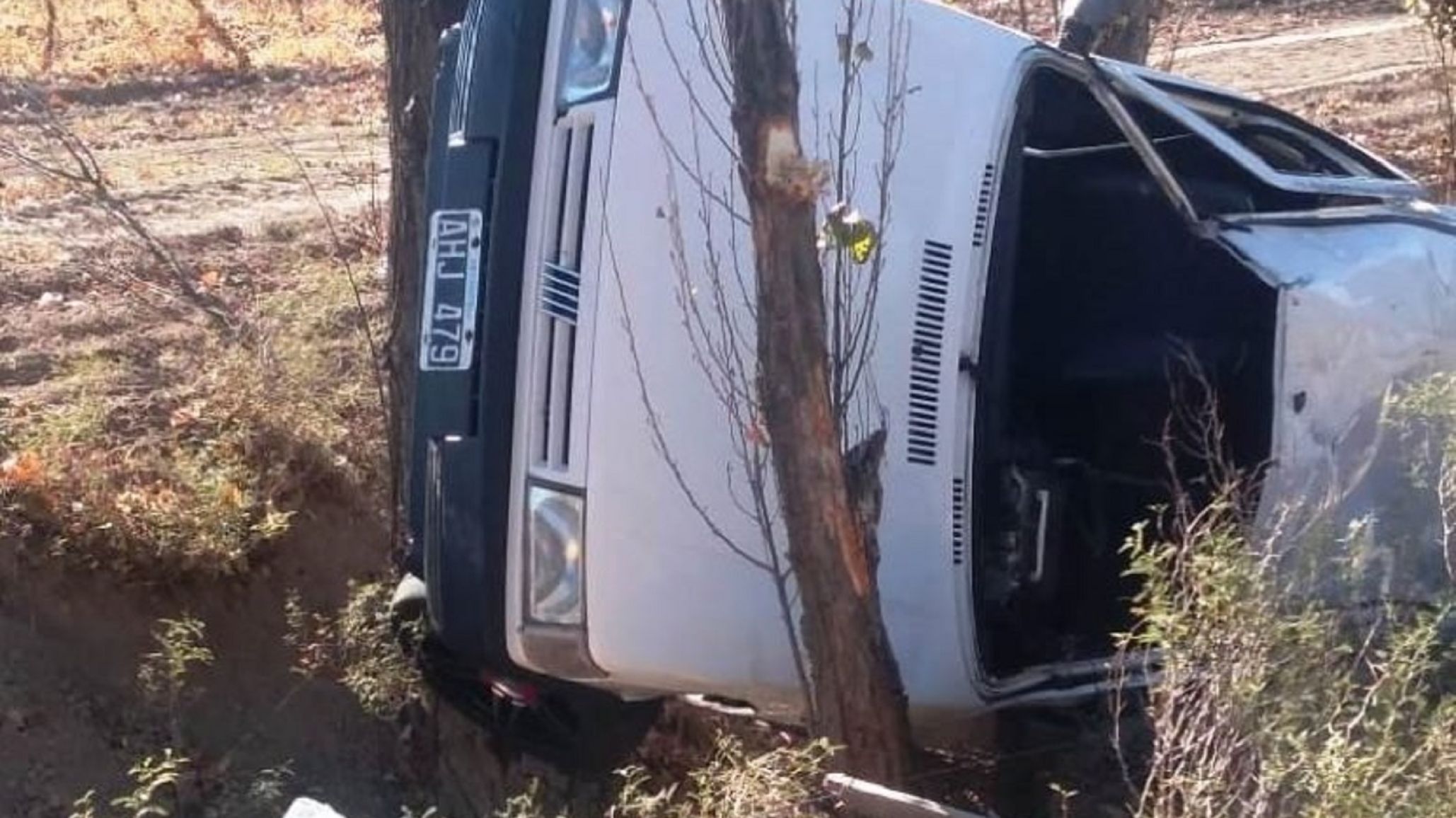 Giró en U y provocó un brutal accidente