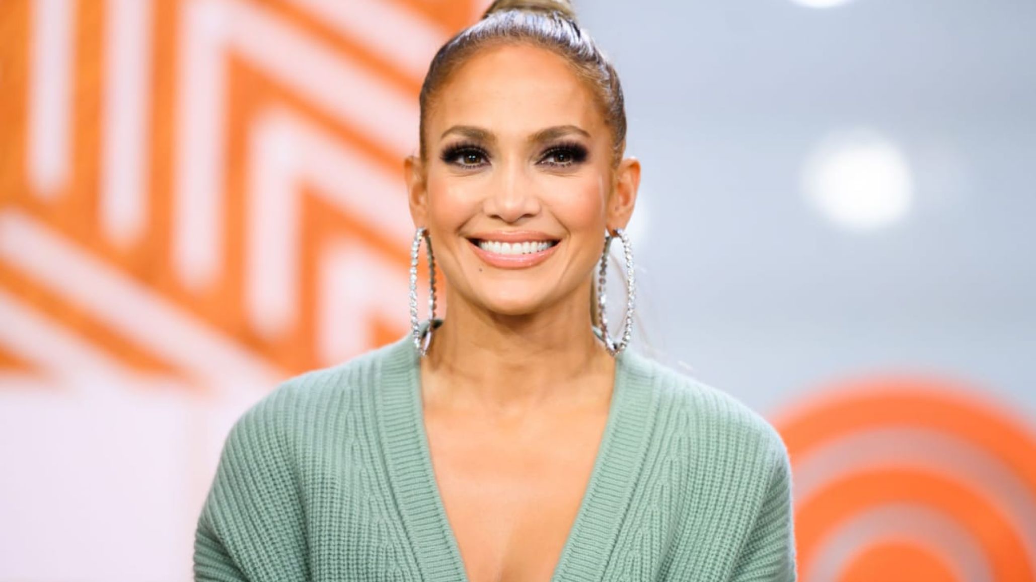 ¡Más linda que nunca! ¡El conjunto rojo pasión con el que JLO robó corazones!