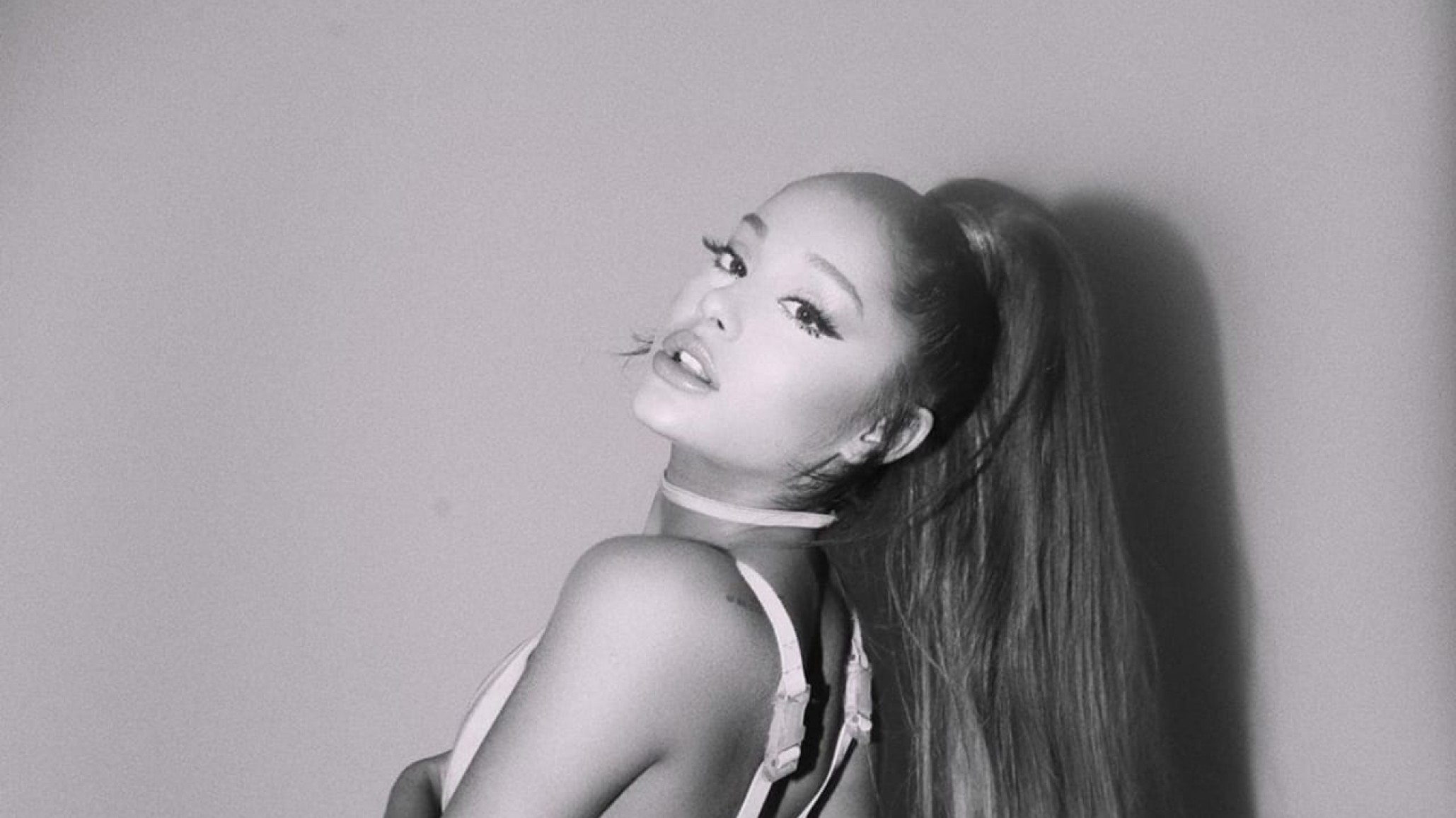 ¡Ariana Grande “mandó al frente” al Lady Gaga con una foto de su infancia!