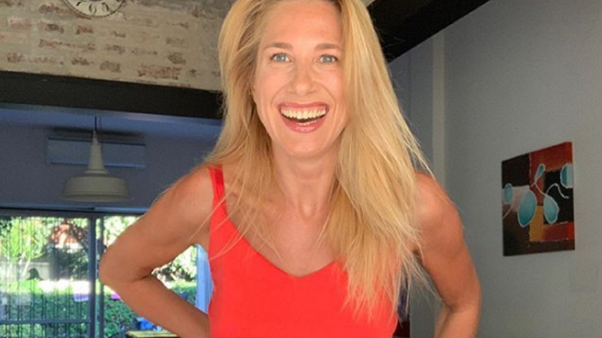 Alina Moine de espaldas y con un jean demasiado ajustado