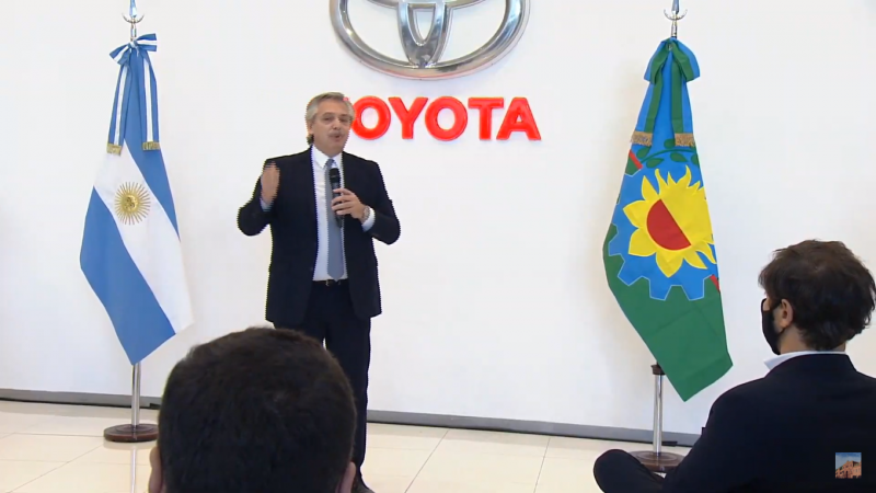 Alberto Fernández visitó una planta de Toyota