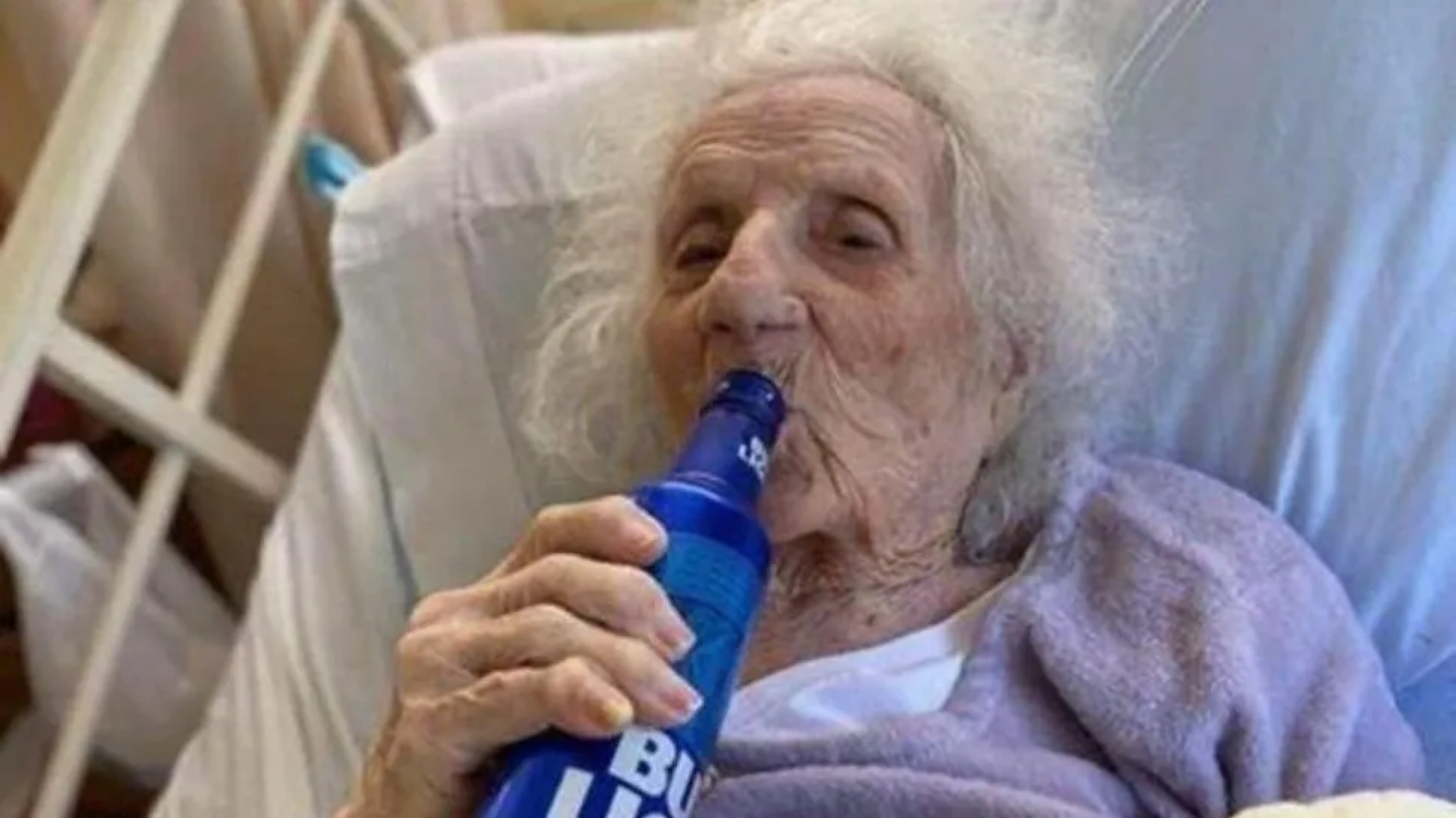 Tiene 103 años venció y al coronavirus: festejó con cerveza