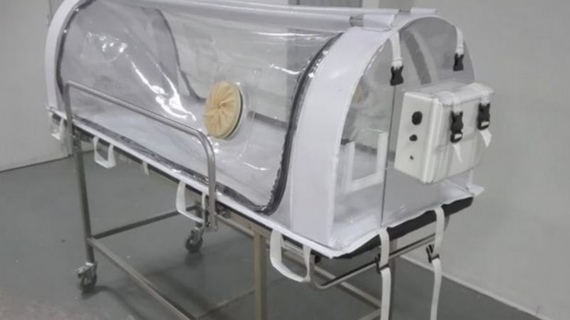 San Juan: crearon una cápsula que evita el contagio cuando se traslada a un paciente con coronavirus