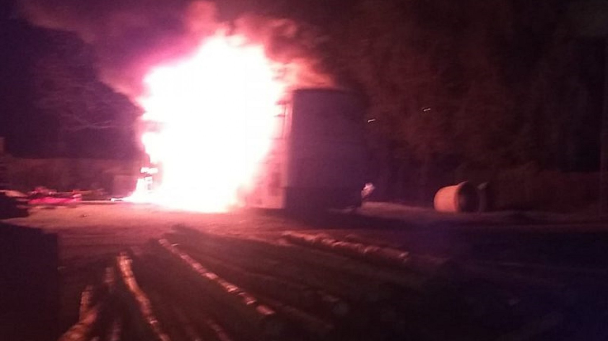 Delincuentes incendian un colectivo y agreden a bomberos