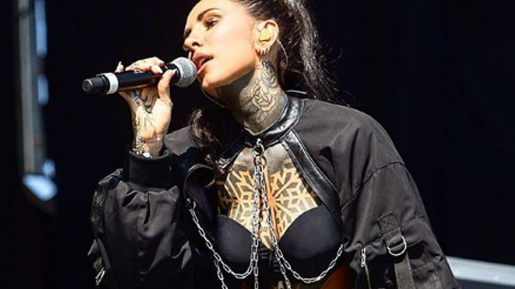 Cande Tinelli enciende las redes n topless y bombacha!