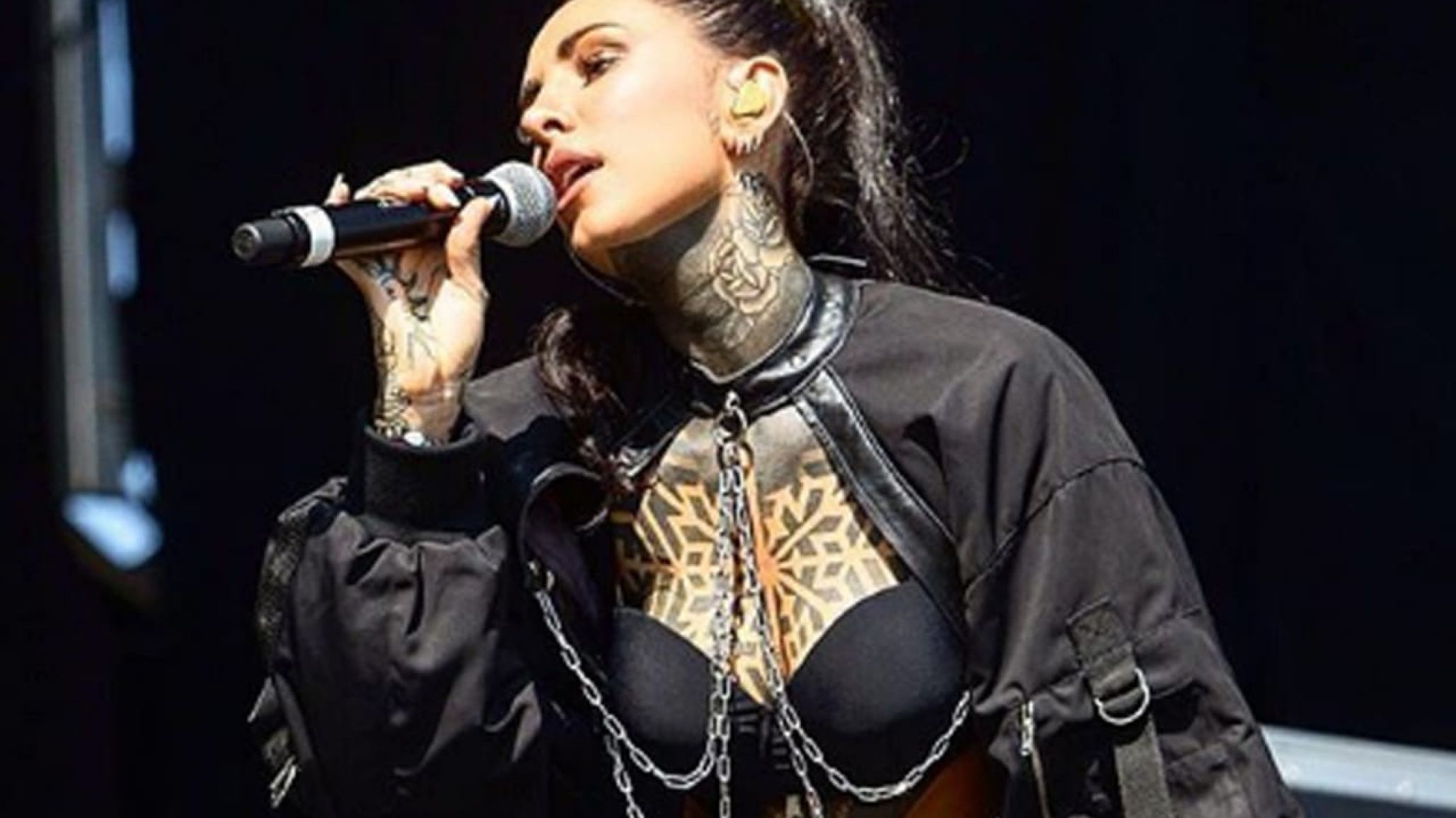 Cande Tinelli enciende las redes n topless y bombacha!