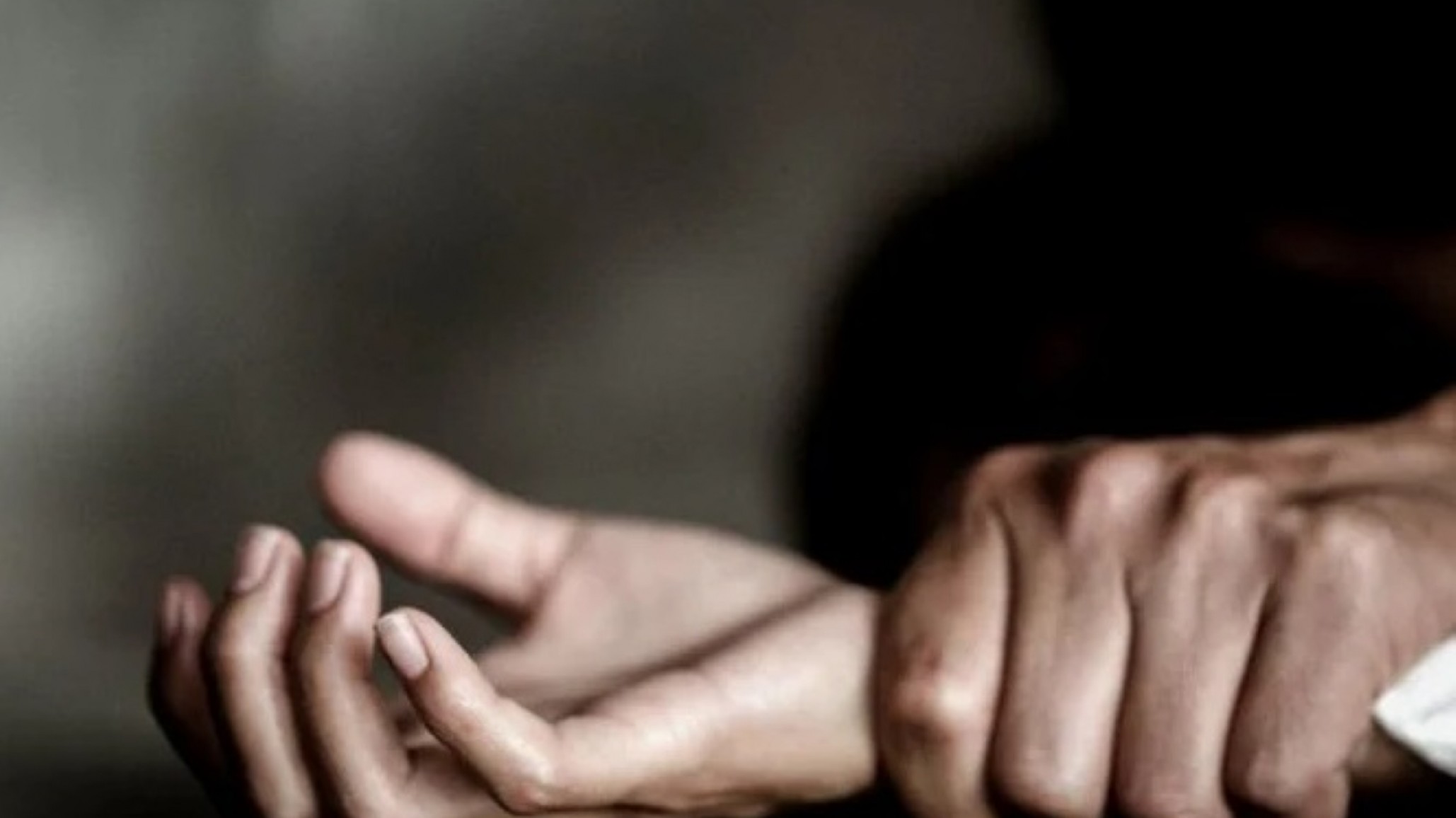 Fue abusada por el amigo del novio en su propia cama