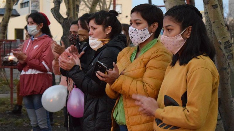 Marcha y bocinazo por una maestra jardinera que fue abusada en un hospital