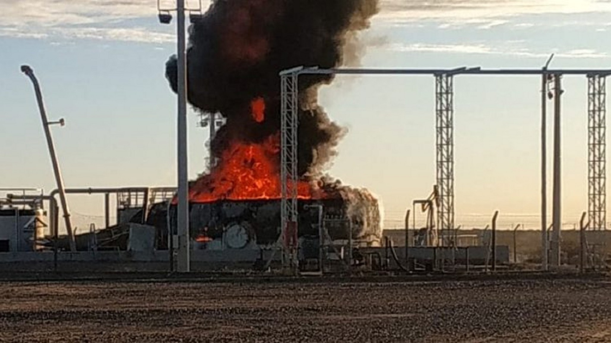 Gran estallido en yacimiento pampeano: explotó un tanque petrolero
