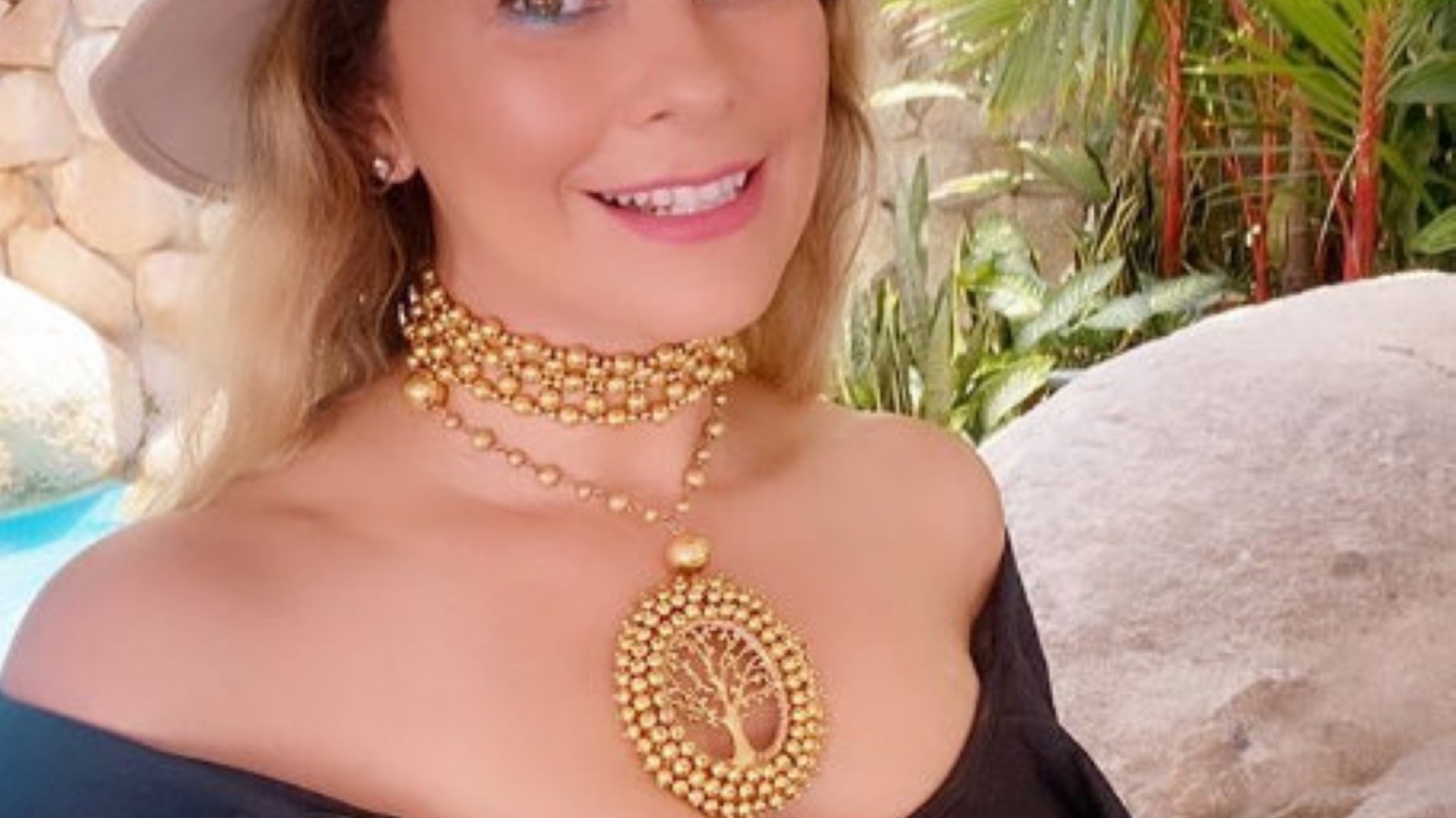 ¡Aracely Arámbula recibió junio con una bikini muy diminuta!